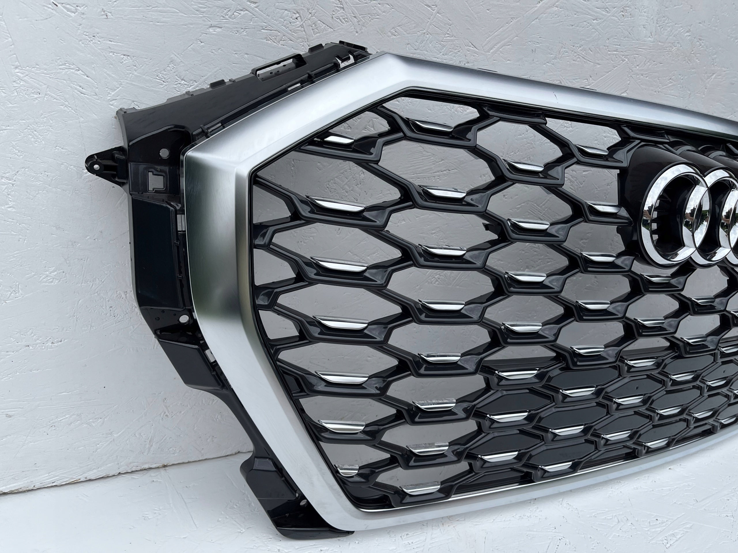 Kühlergrill Audi Q3 FRONTGRILL 83F853651B Kühlergitter