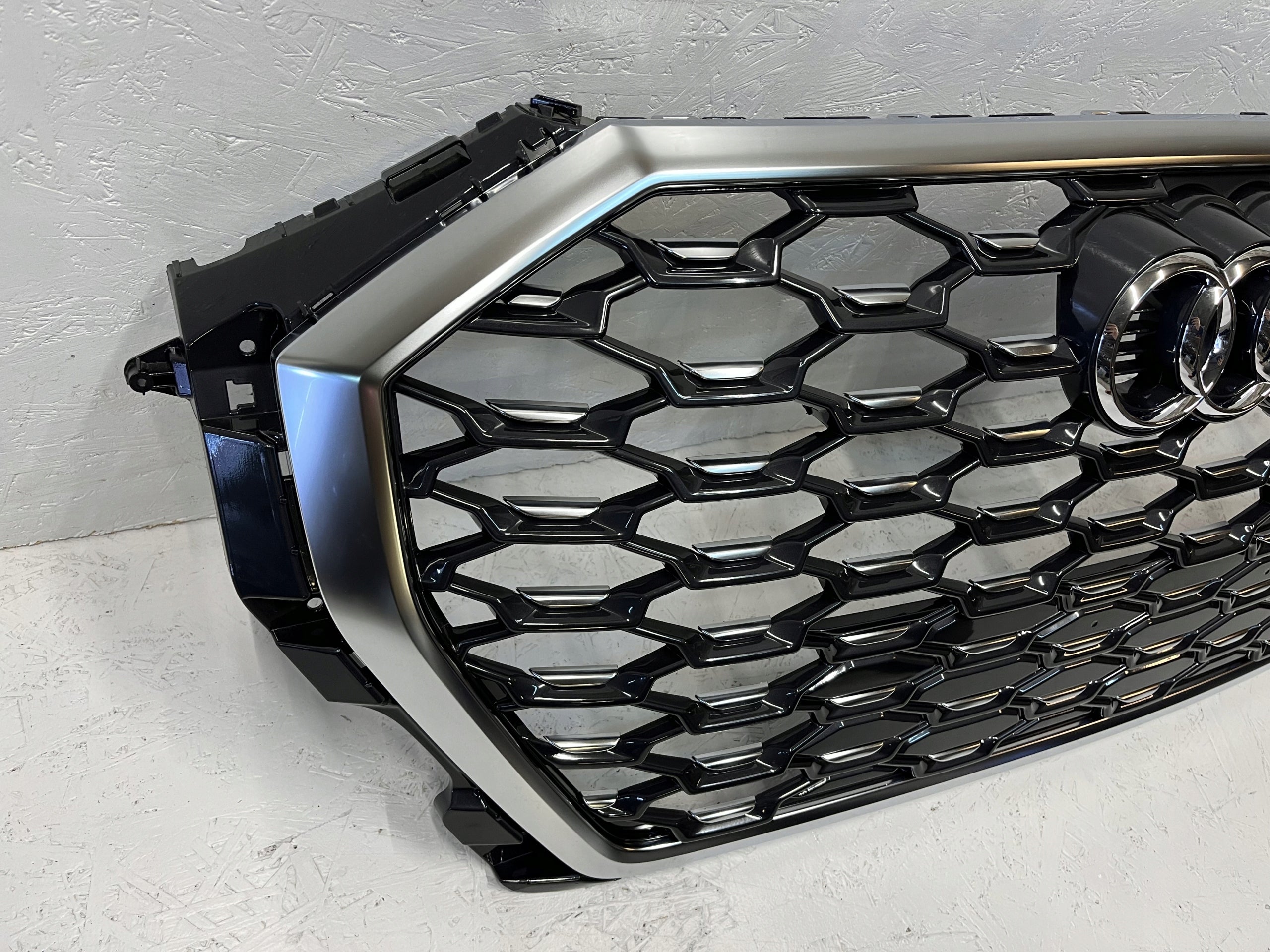 Kühlergrill Audi Q3 FRONTGRILL 83F853651BA Kühlergitter