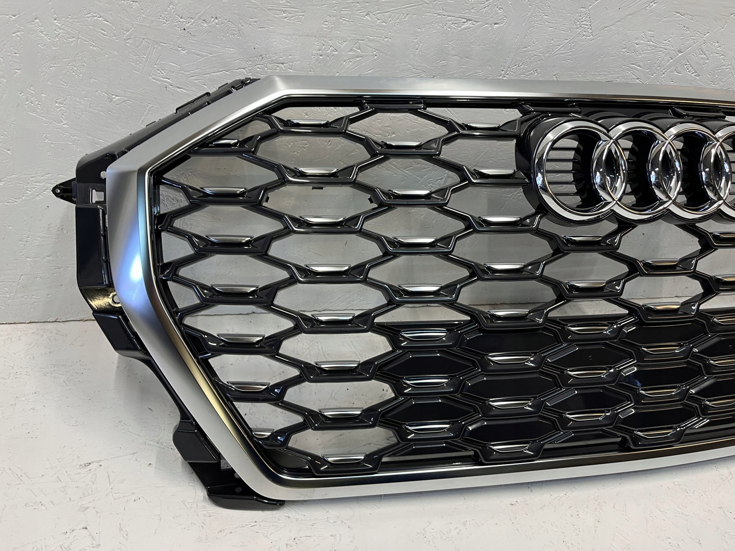 Kühlergrill Audi Q3 FRONTGRILL 83F853651BA Kühlergitter