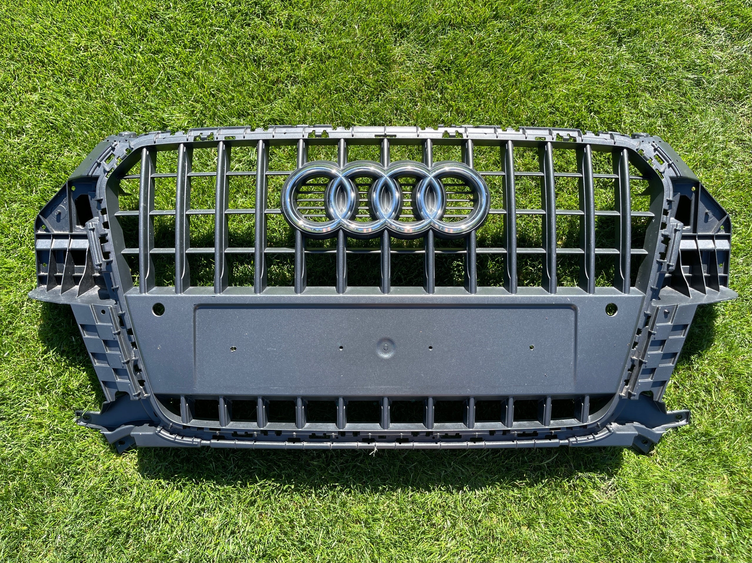  Grille de radiateur Audi Q3 8U0 GRILLE AVANT 8U0853653HA grille de radiateur  product image