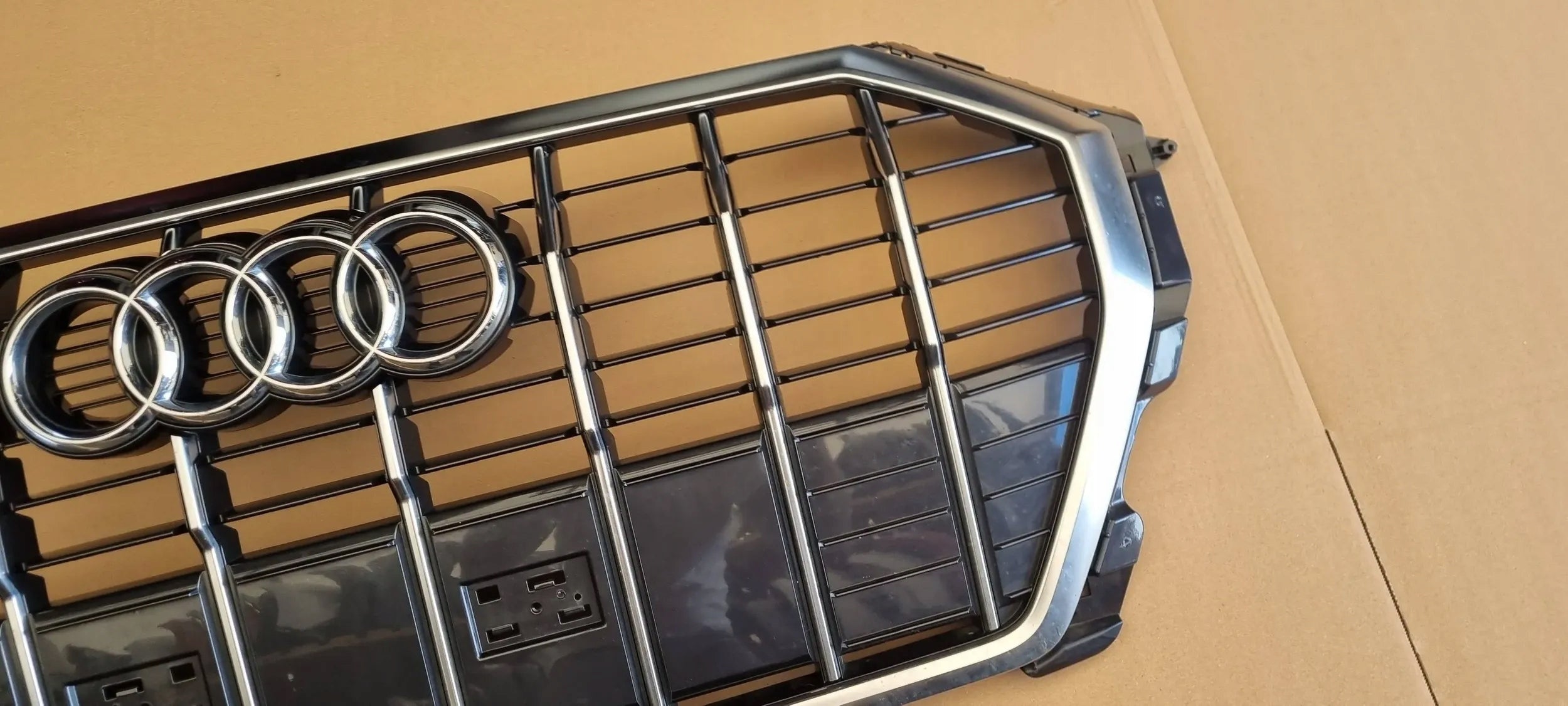 Kühlergrill Audi Q3 FRONTGRILL 83A853651E Kühlergitter