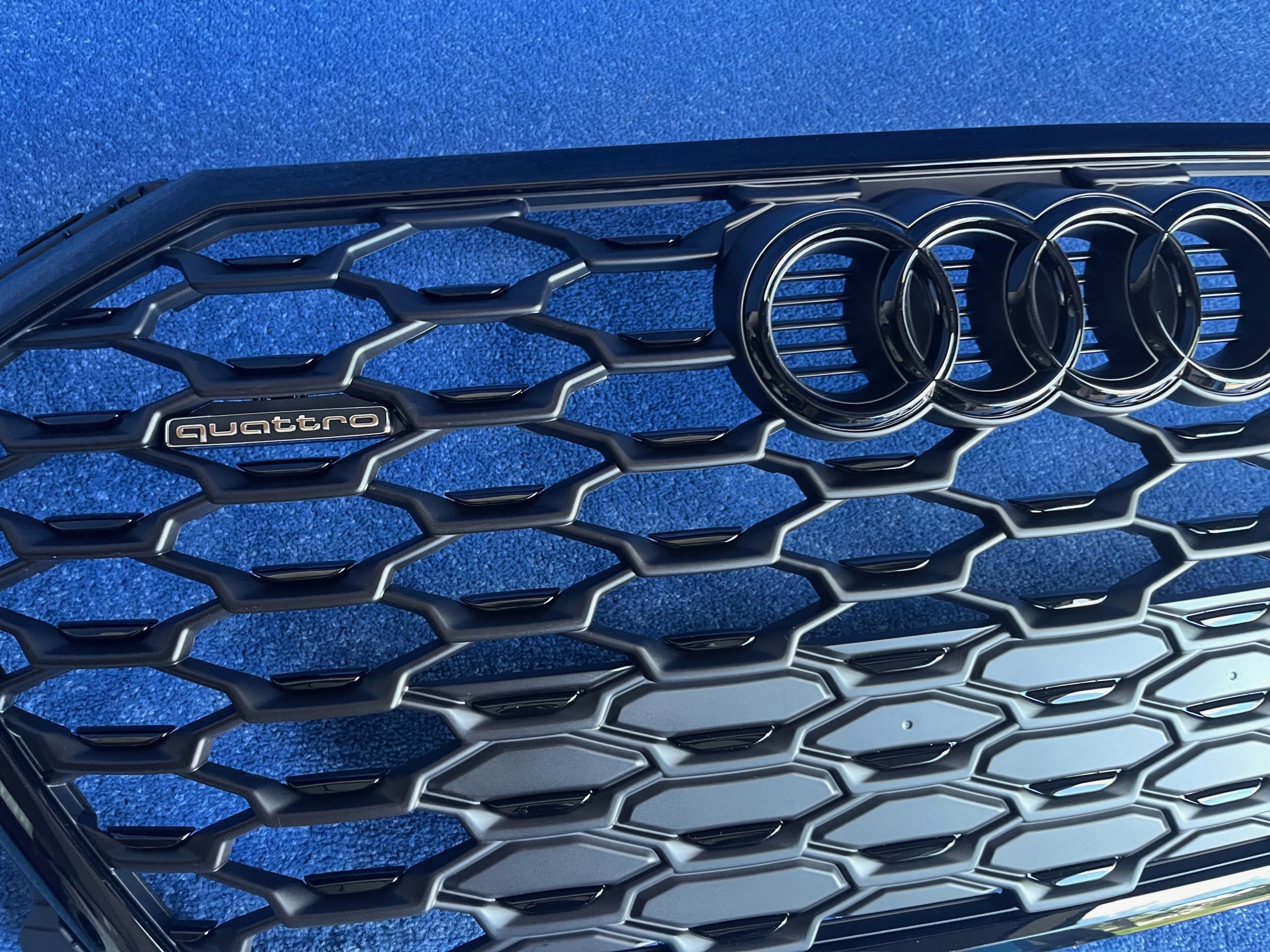 Kühlergrill Audi TT Q3 FRONTGRILL 83F853651BQ Kühlergitter