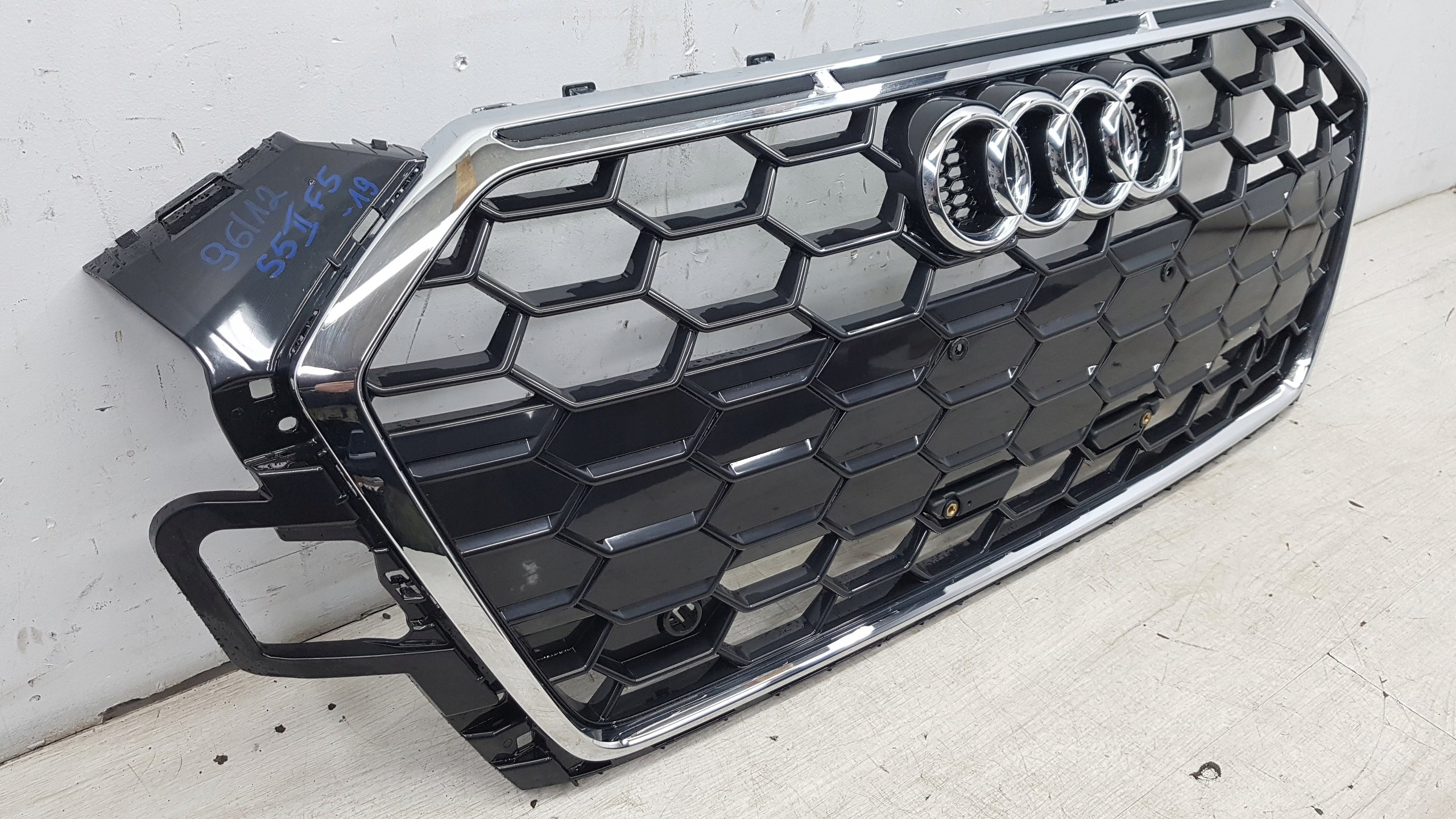 Kühlergrill Audi S5 FRONTGRILL 8W6853355BL Kühlergitter