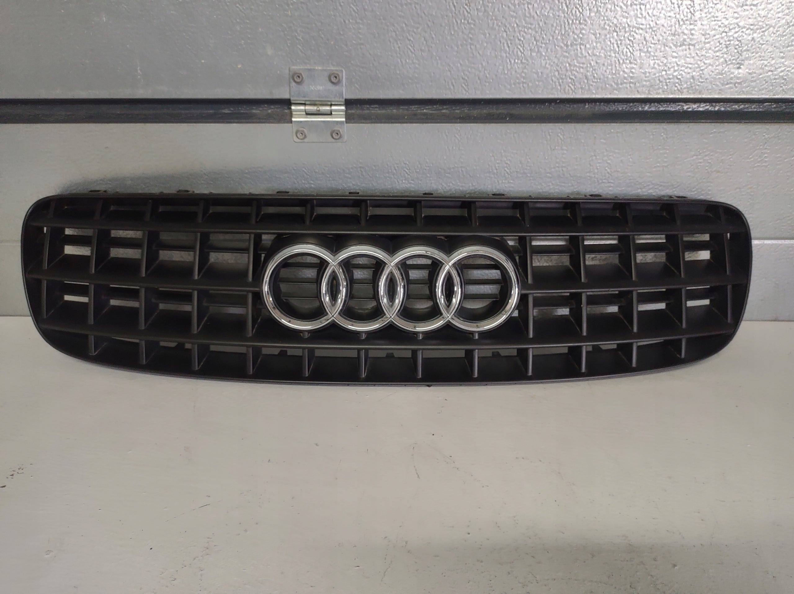 Kühlergrill Audi TT 8N FRONTGRILL 8N0853653B Kühlergitter