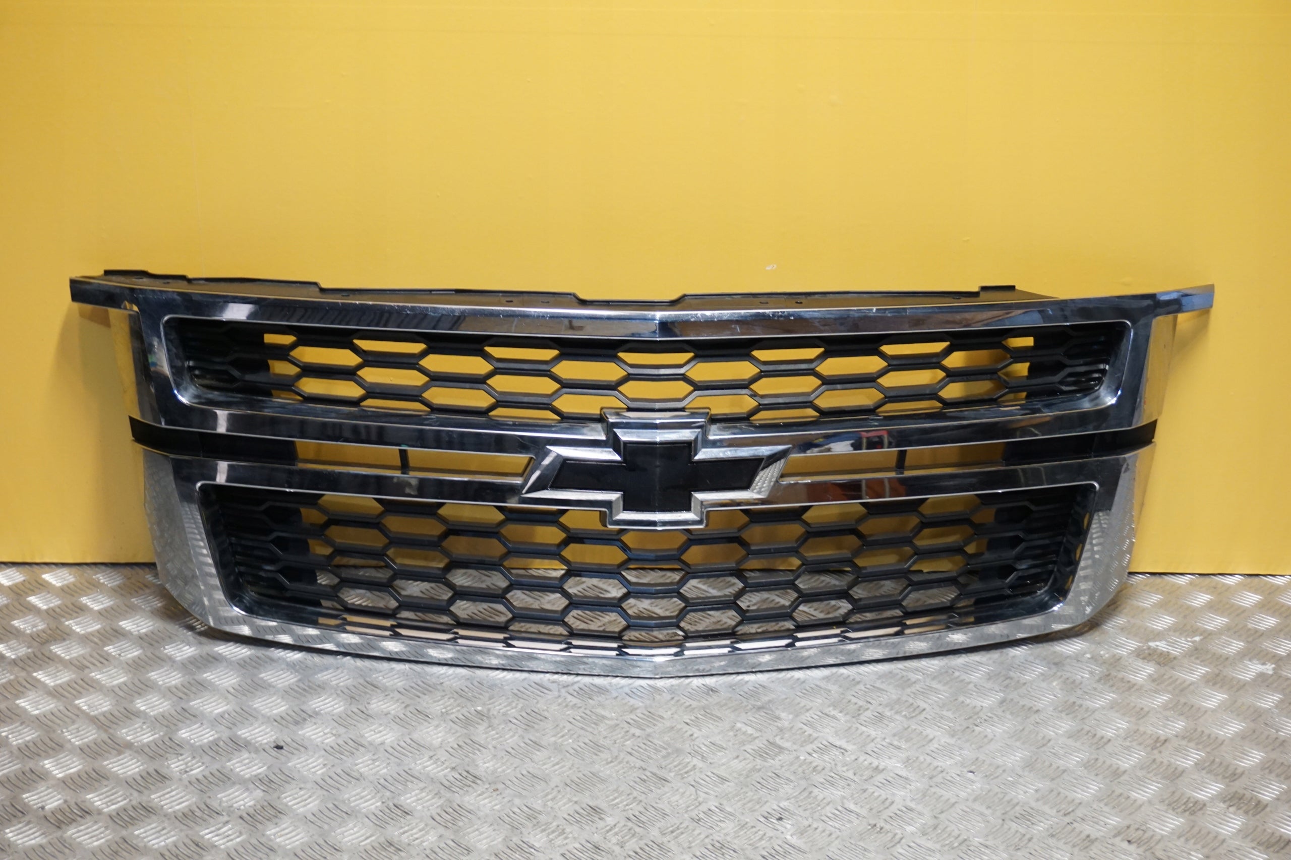 Kühlergrill Chevrolet SUBURBAN  FRONTGRILL 23440914 Kühlergitter