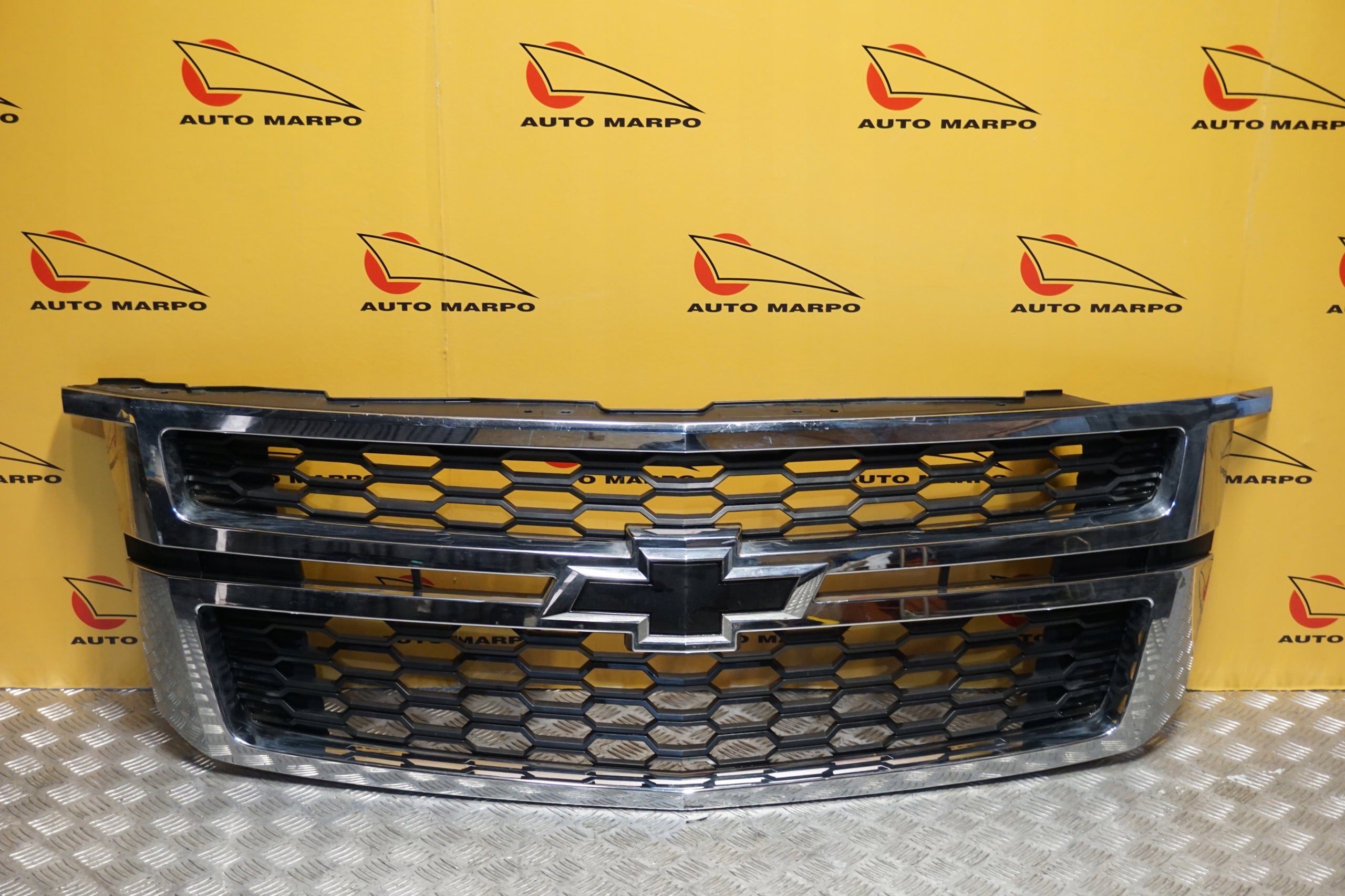 Kühlergrill Chevrolet SUBURBAN  FRONTGRILL 23440914 Kühlergitter