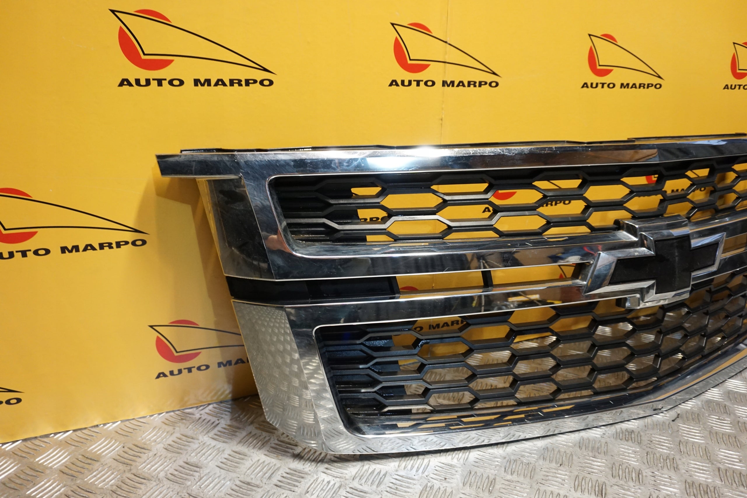 Kühlergrill Chevrolet SUBURBAN  FRONTGRILL 23440914 Kühlergitter