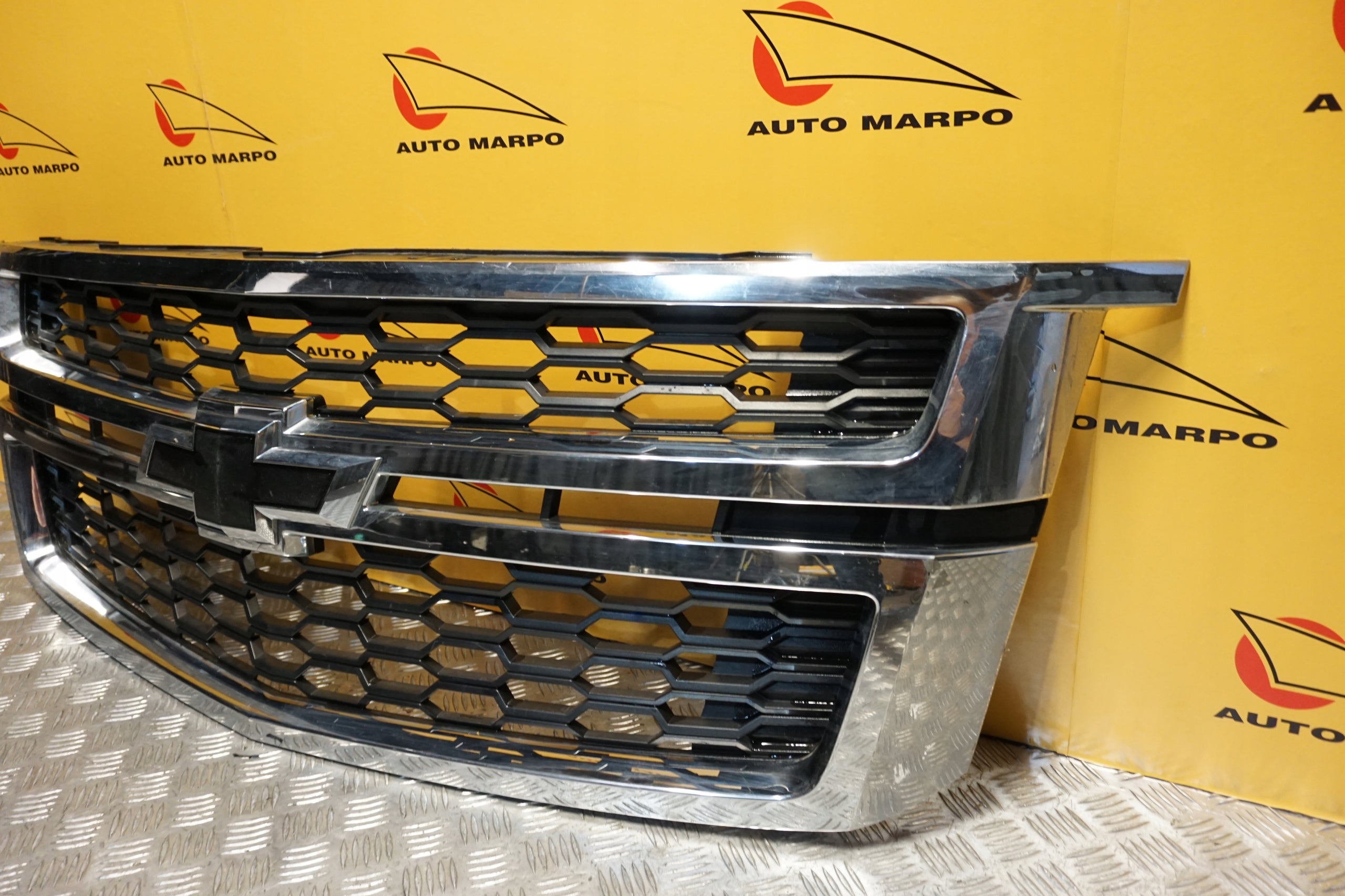 Kühlergrill Chevrolet SUBURBAN  FRONTGRILL 23440914 Kühlergitter