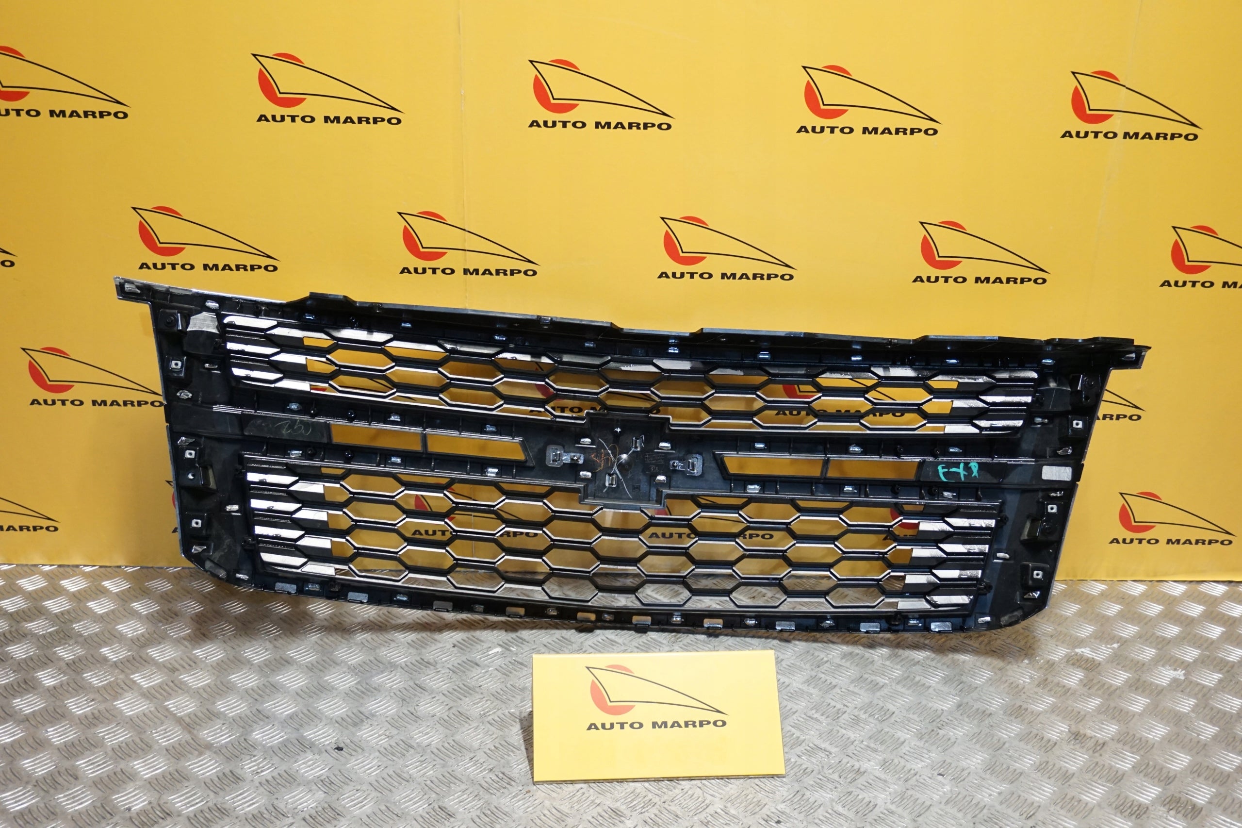 Kühlergrill Chevrolet SUBURBAN  FRONTGRILL 23440914 Kühlergitter