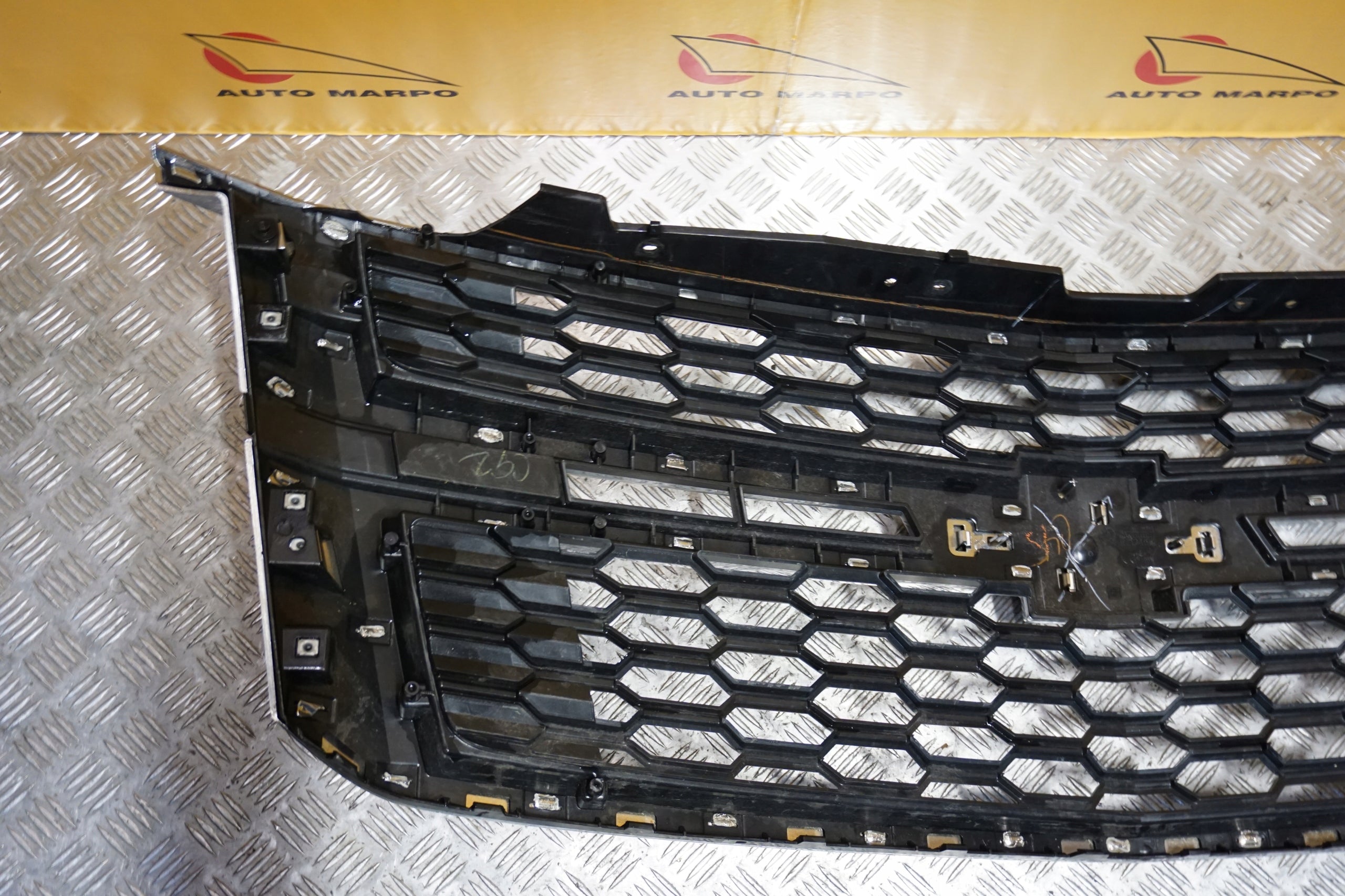 Kühlergrill Chevrolet SUBURBAN  FRONTGRILL 23440914 Kühlergitter