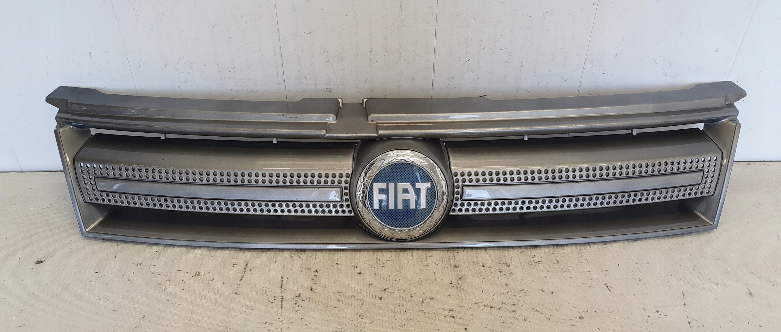  Radiator grille Fiat STILO FRONTGRILL 92000318 Radiator grille product image