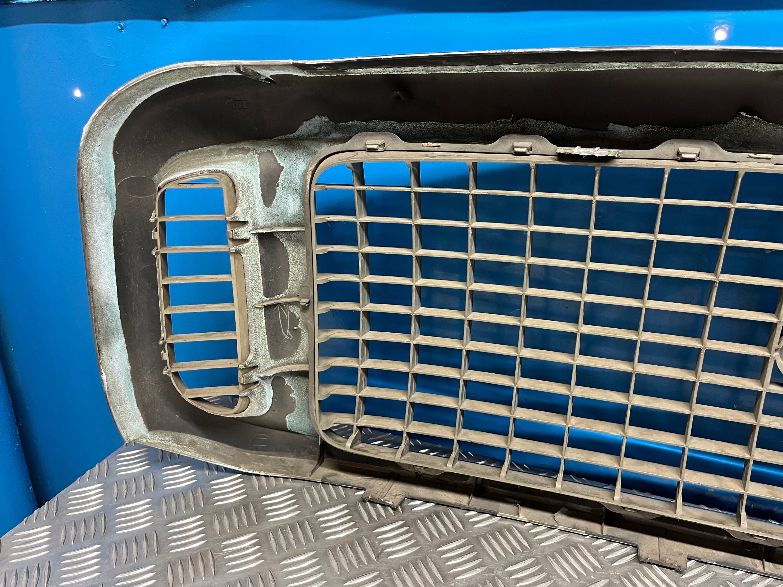 Kühlergrill Ford EXCURSION FRONTGRILL C7458200AAW Kühlergitter