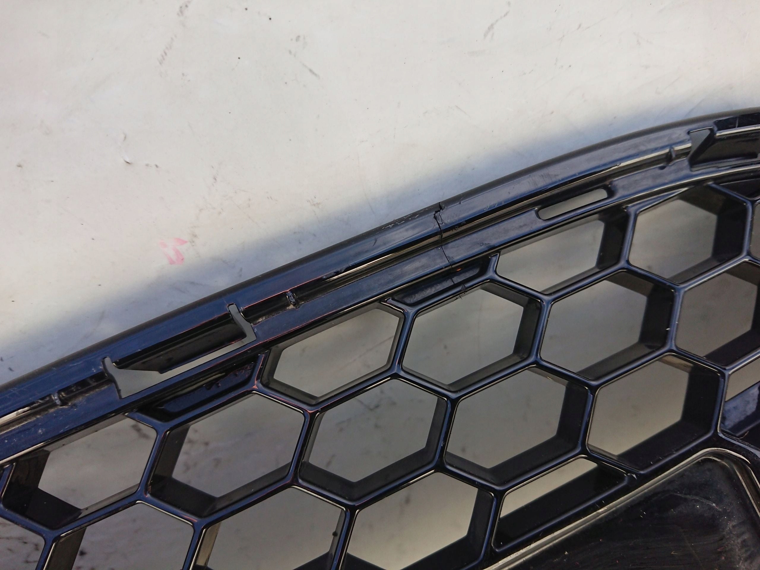 Kühlergrill Ford 4 3 III FOCUS 1 FRONTGRILL cm5117b968ak Kühlergitter