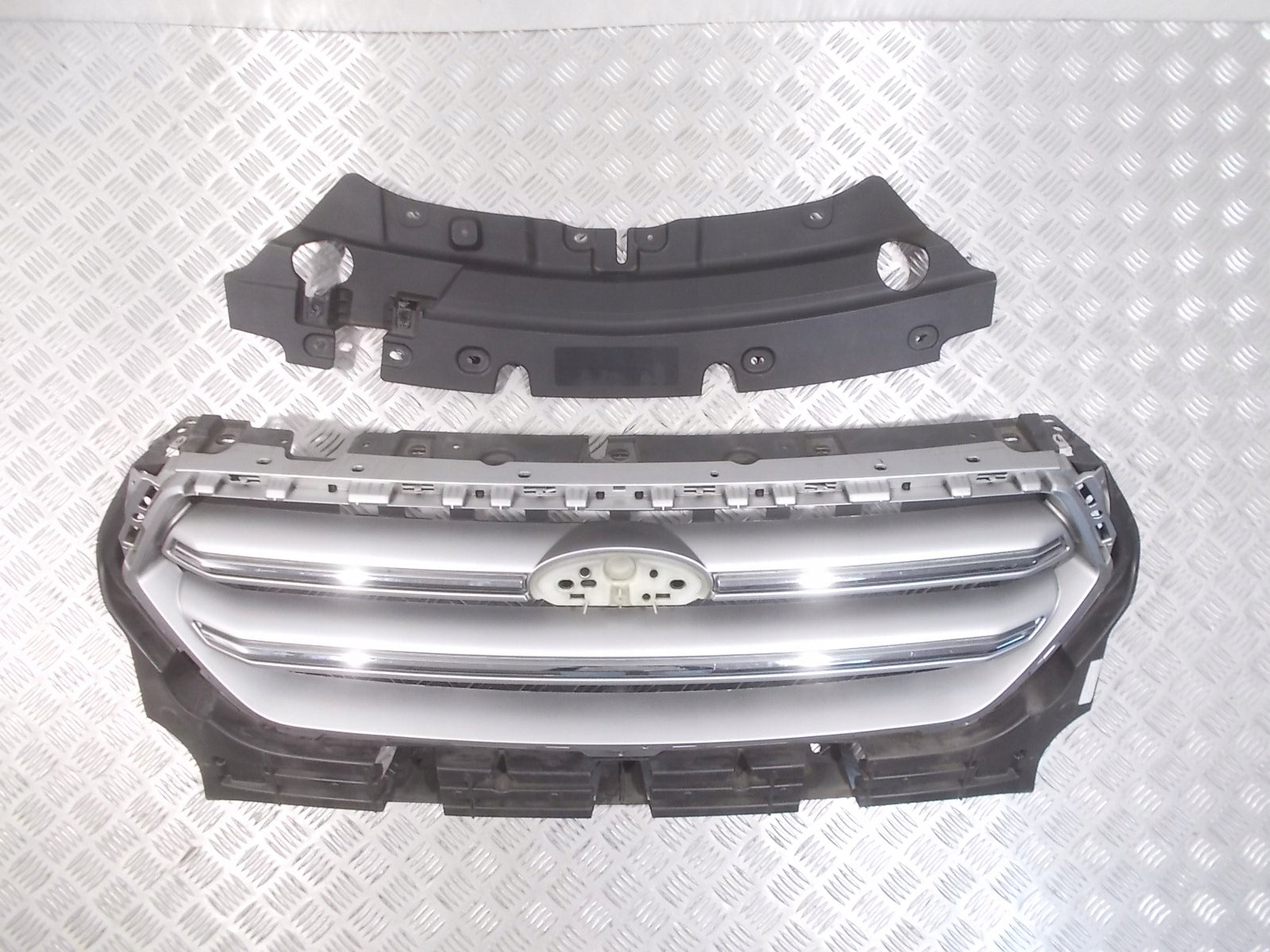 Kühlergrill Ford 2 II 1 KUGA FRONTGRILL GV448200BGJ5 Kühlergitter