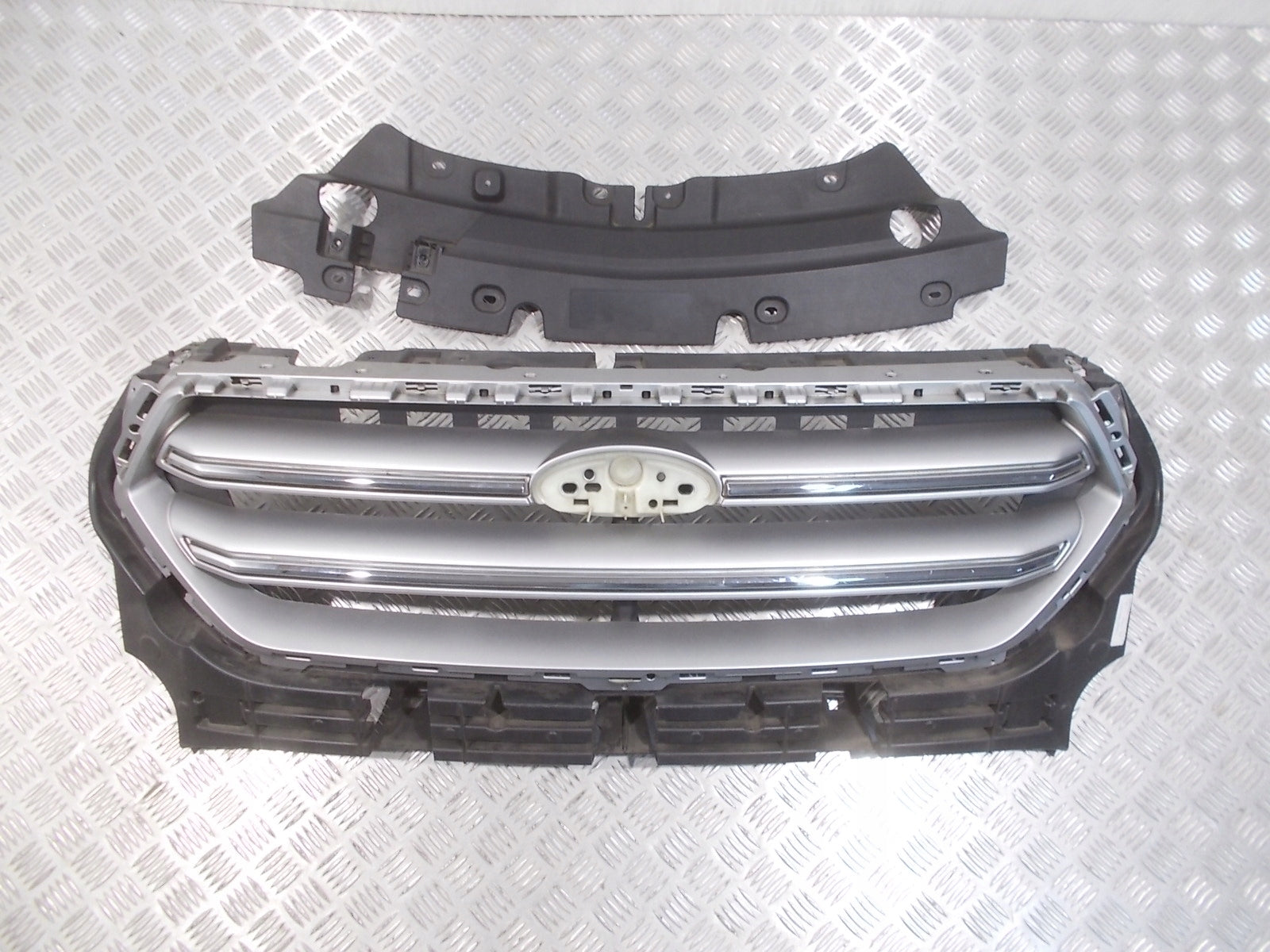 Kühlergrill Ford 2 II 1 KUGA FRONTGRILL GV448200BGJ5 Kühlergitter