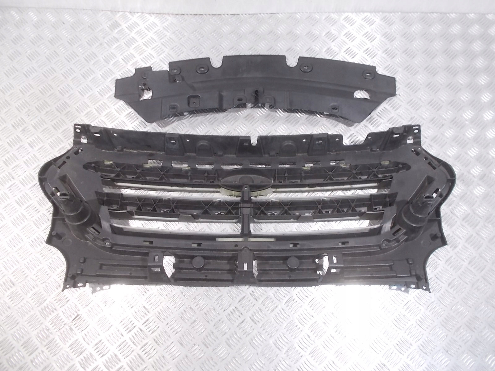 Kühlergrill Ford 2 II 1 KUGA FRONTGRILL GV448200BGJ5 Kühlergitter