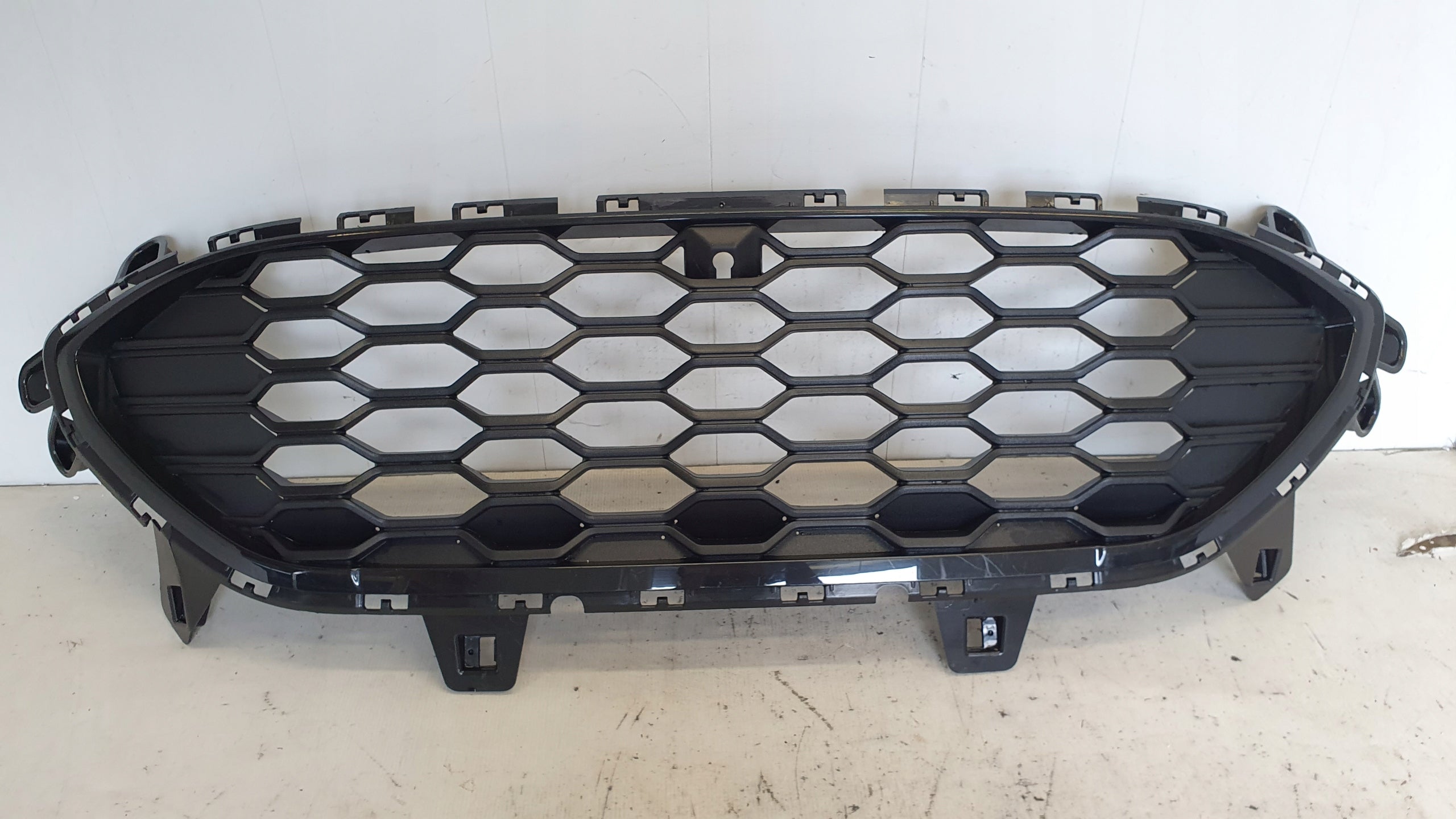  Kühlergrill Ford 3 2 KUGA I 1 4 FRONTGRILL LV4B8200LV4B Kühlergitter product image