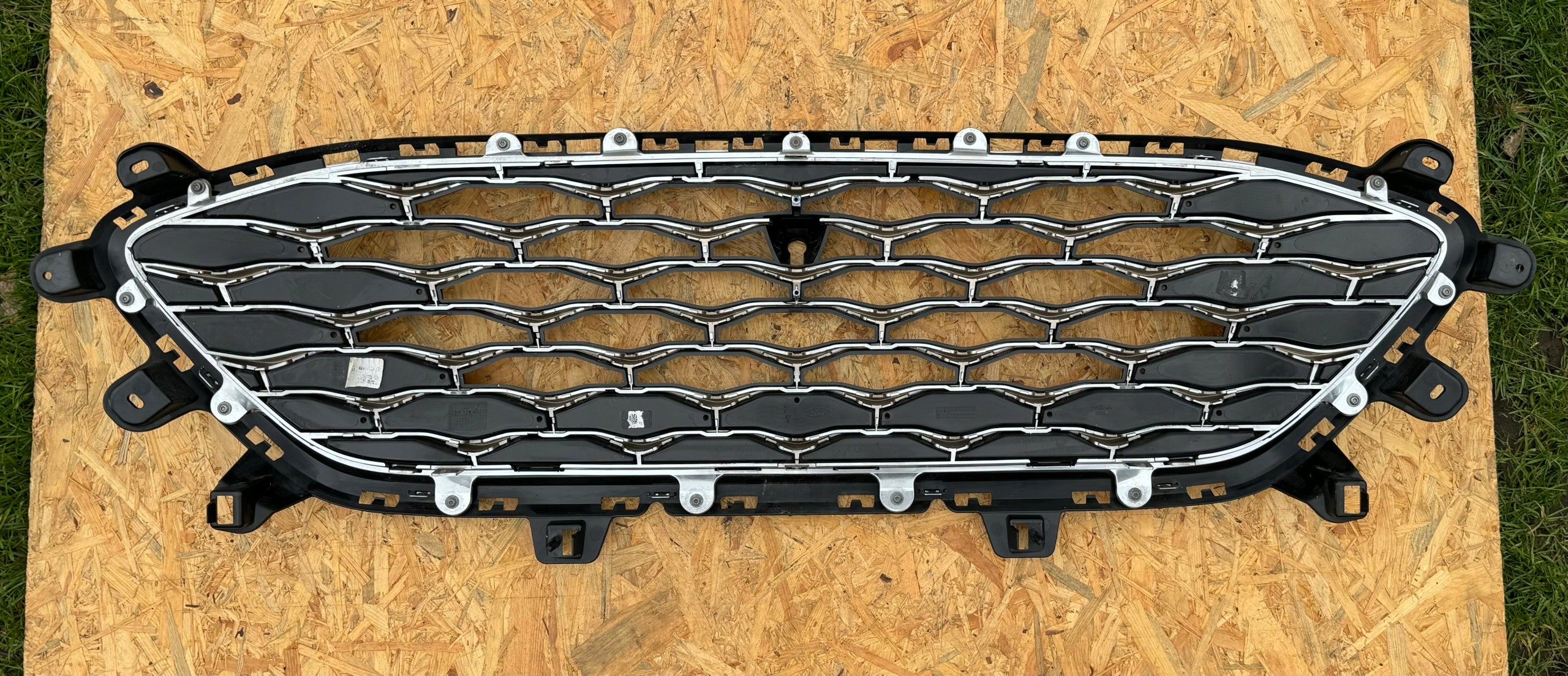 Kühlergrill Ford 3 2 KUGA I 4 FRONTGRILL LV4B8200VLV4 Kühlergitter