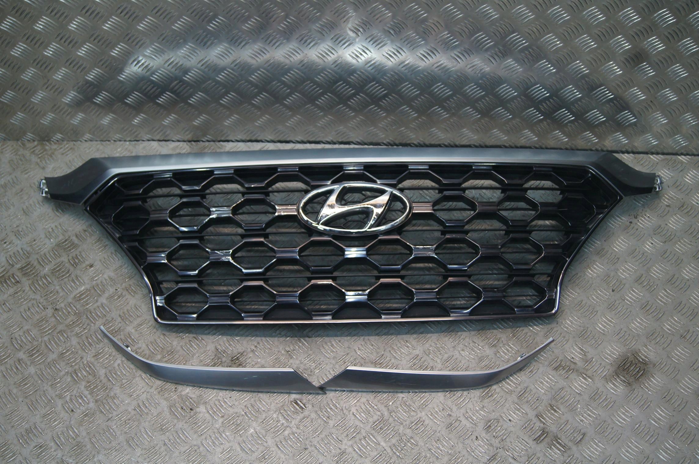 Radiator grille Hyundai SANTA FE IV I SANTA FE FRONT GRILL Radiator grille 