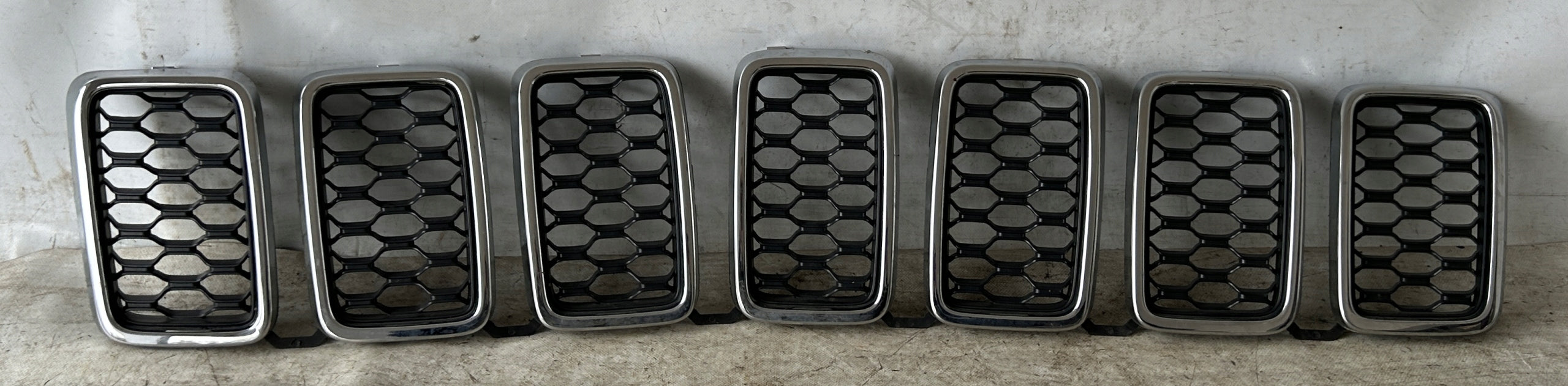  Kühlergrill Jeep GRAND CHEROKEE WK2 FRONTGRILL 68298567AA Kühlergitter product image