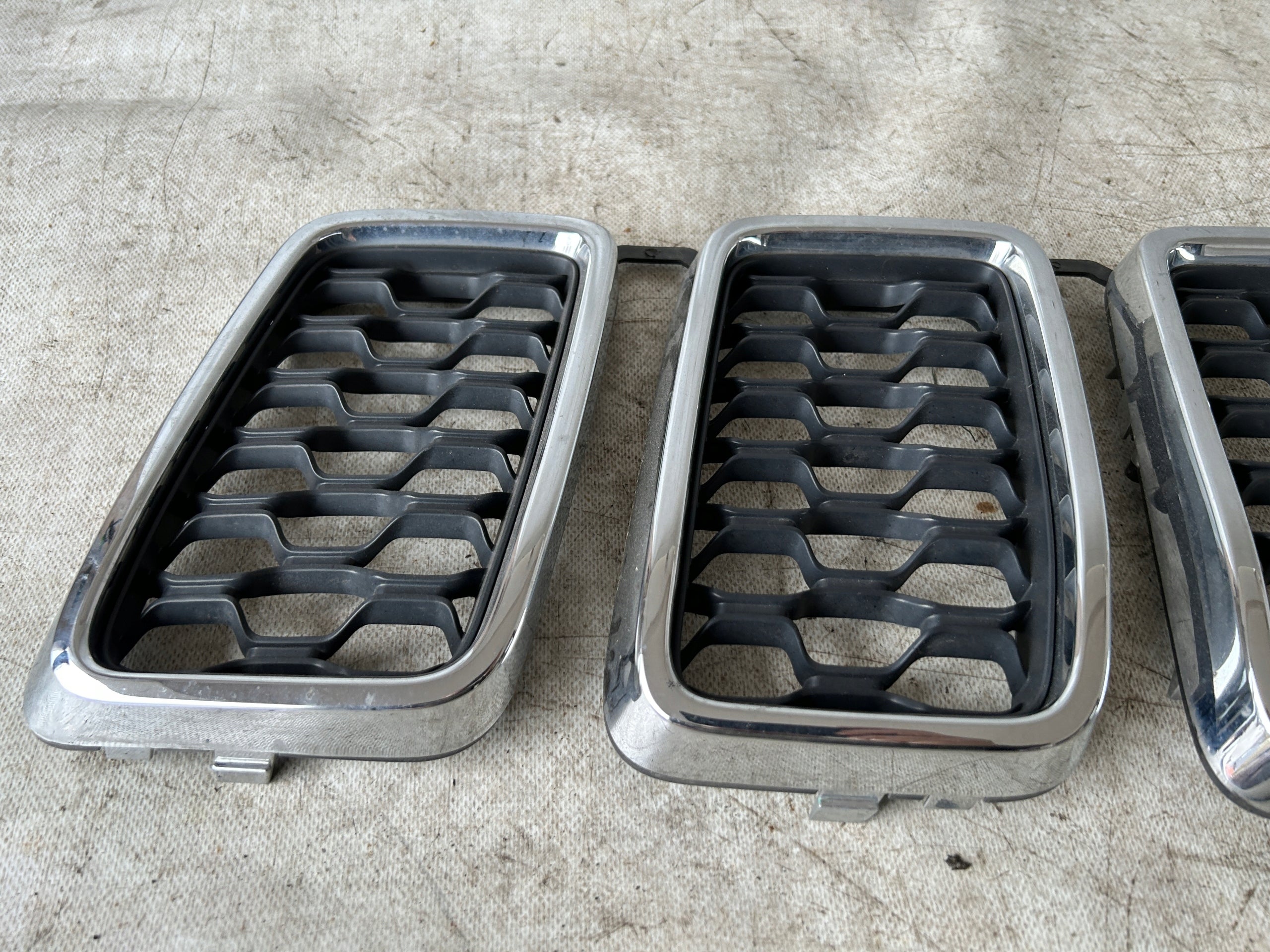 Kühlergrill Jeep GRAND CHEROKEE WK2 FRONTGRILL 68298567AA Kühlergitter