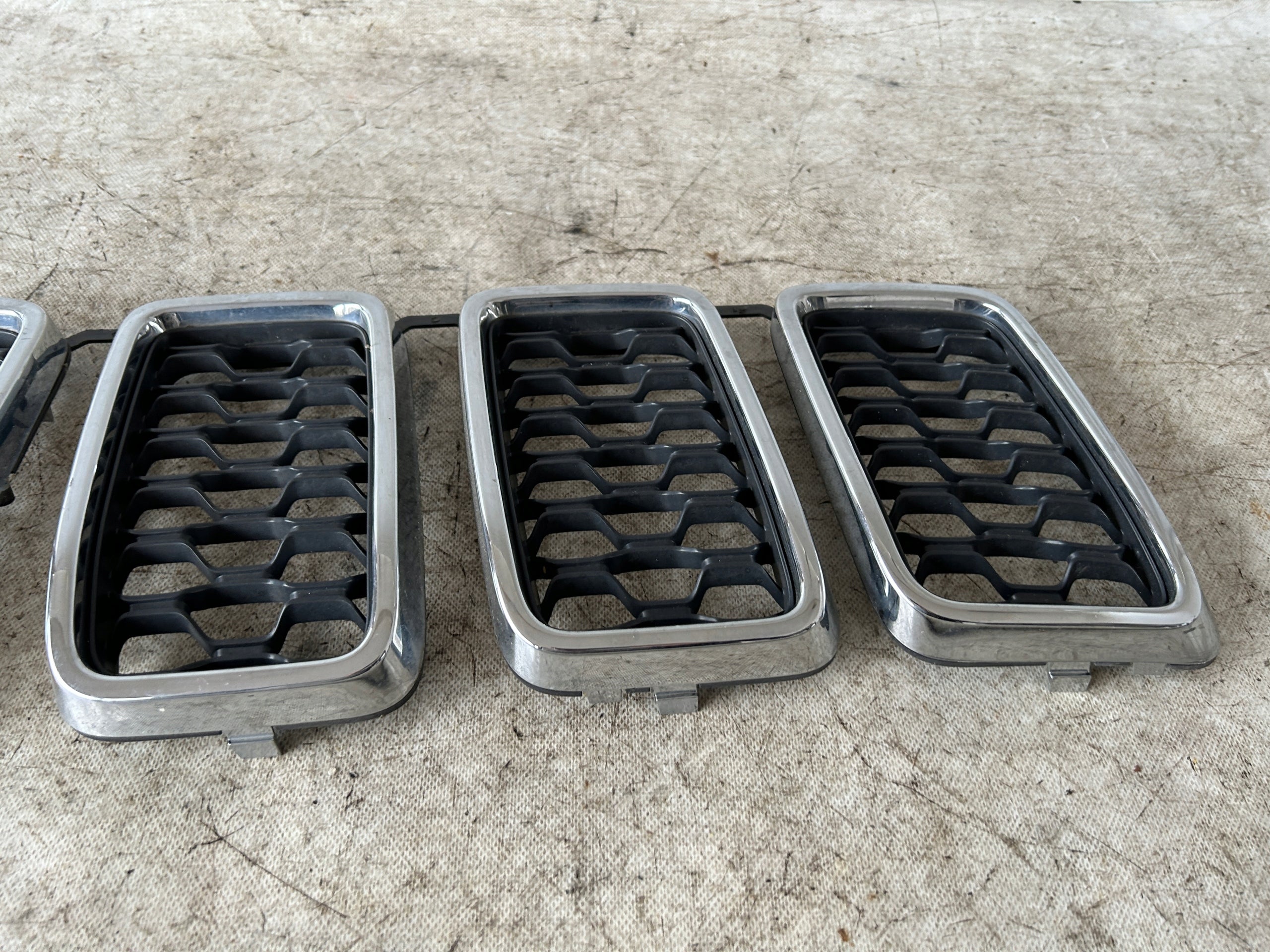 Kühlergrill Jeep GRAND CHEROKEE WK2 FRONTGRILL 68298567AA Kühlergitter