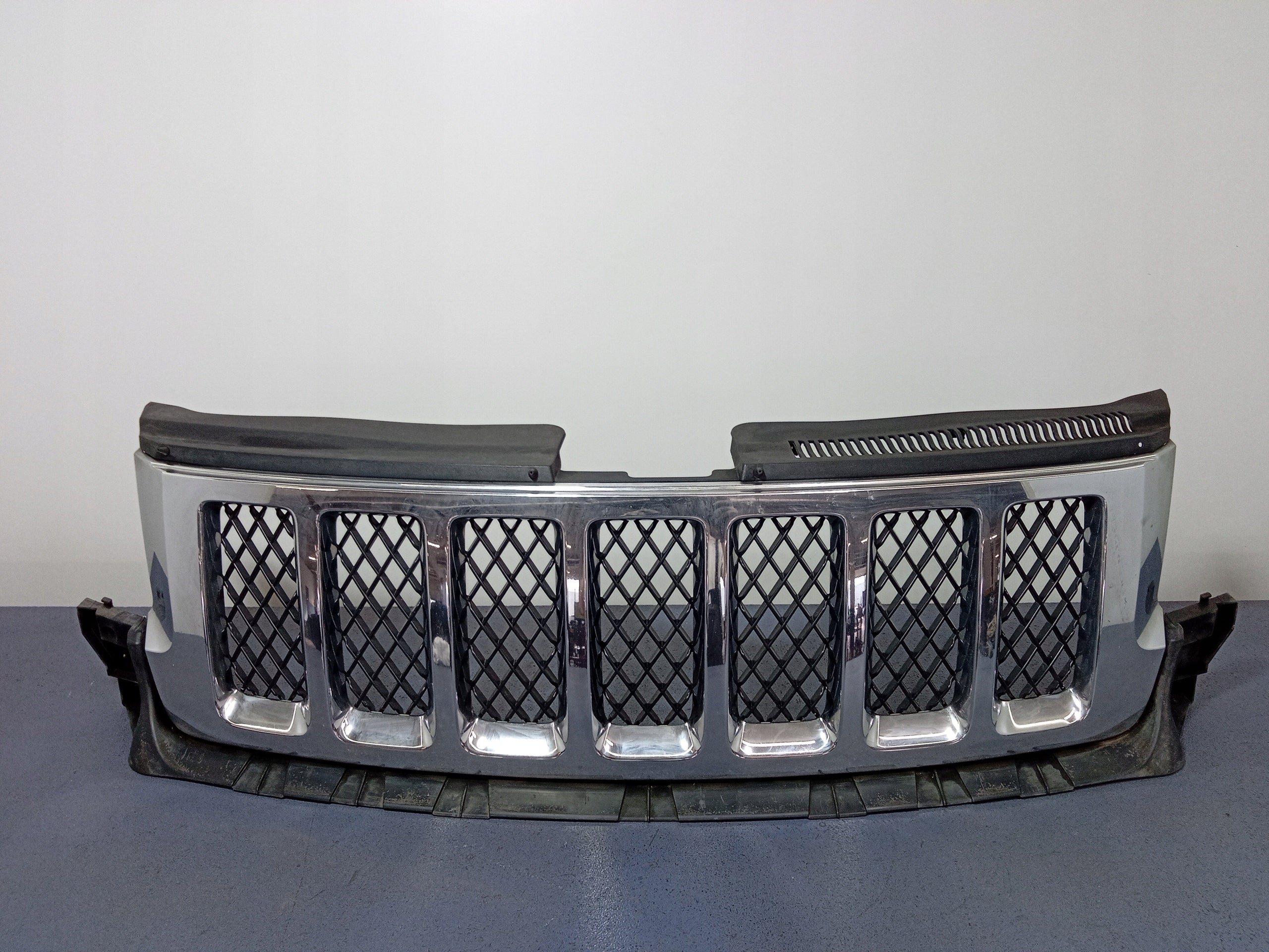  Jeep GRAND CHEROKEE WK2 FRONT GRILL Radiator grille  product image