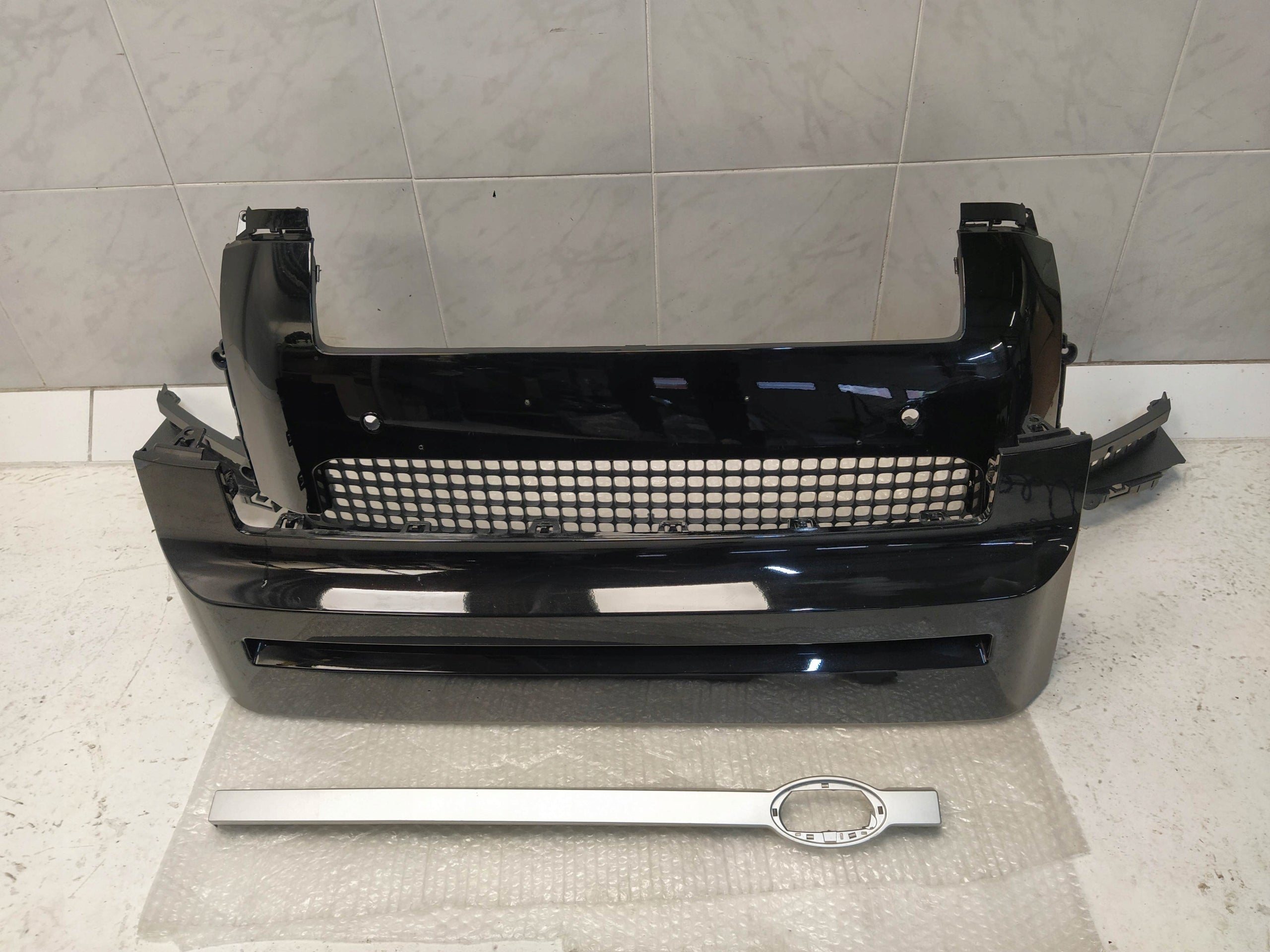 Land Rover ROVER DEFENDER FRONTGRILL L8B217F791A;L8B28L001AA