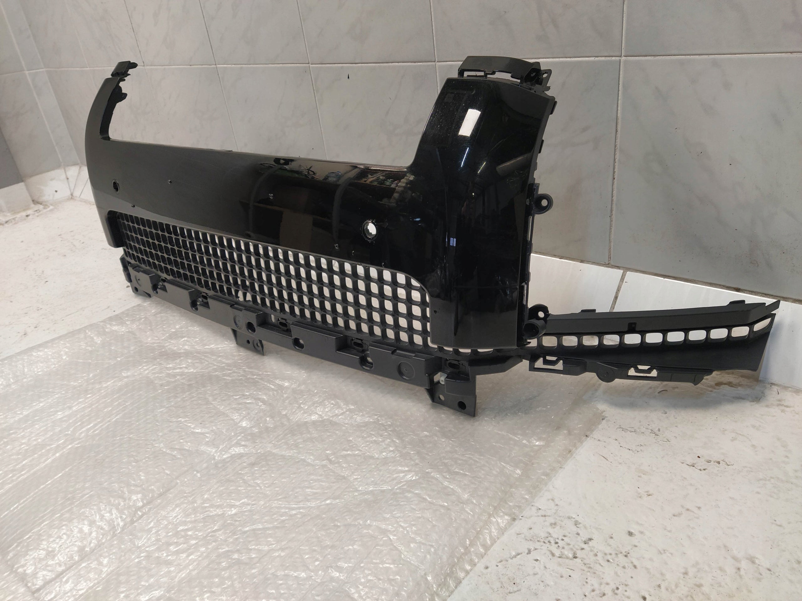 Land Rover ROVER DEFENDER FRONTGRILL L8B217F791A;L8B28L001AA