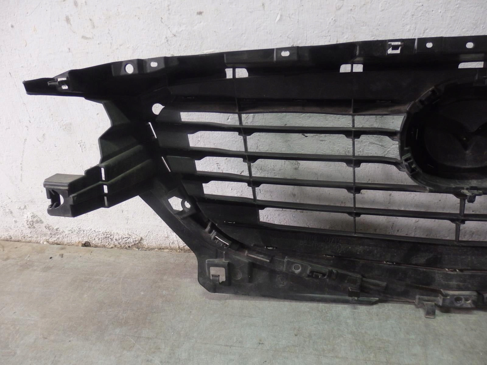 Kühlergrill Mazda 2 FRONTGRILL ILLD10L50 Kühlergitter