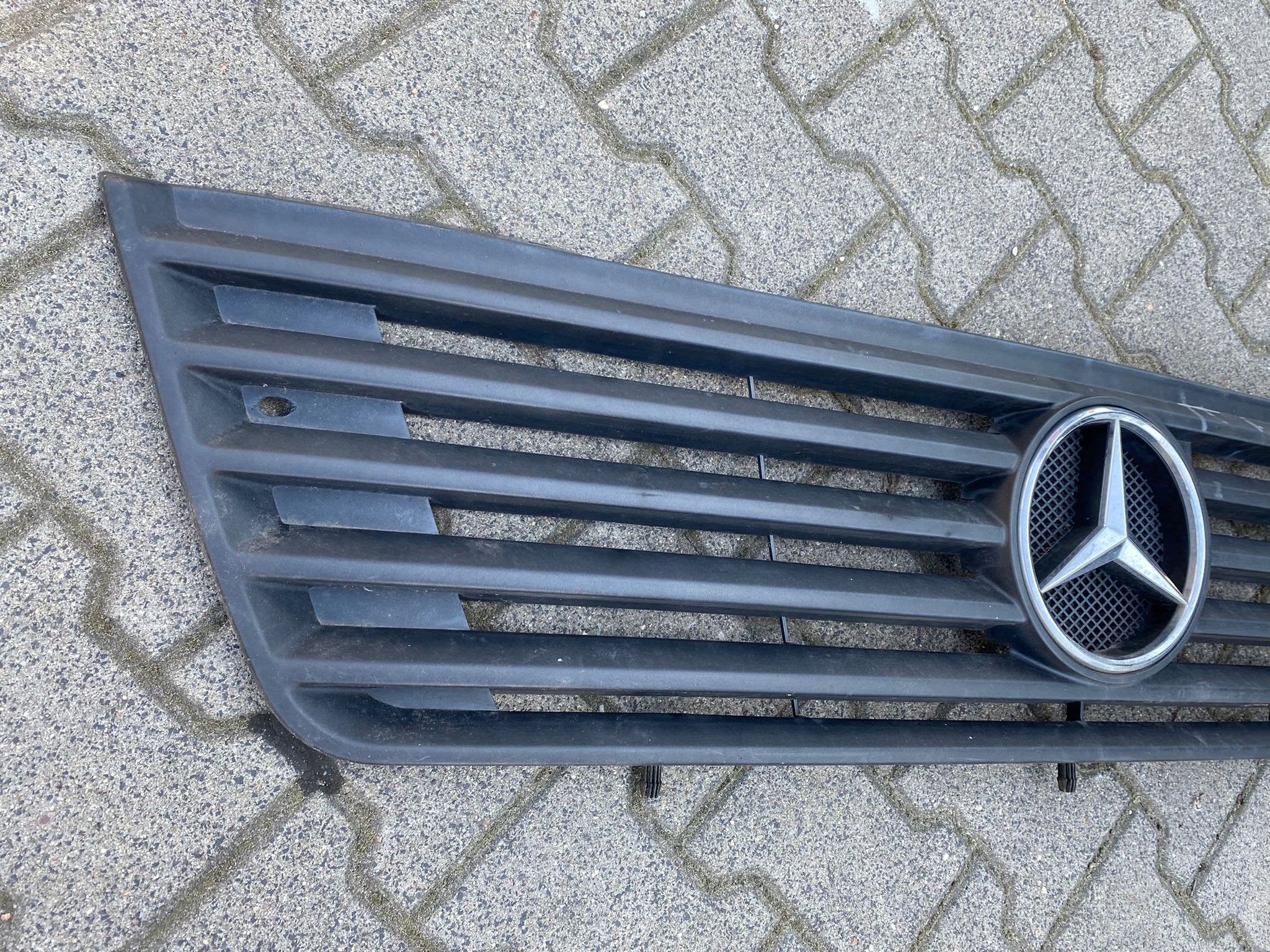 Kühlergrill Mercedes W670 FRONTGRILL A6706901389 Kühlergitter