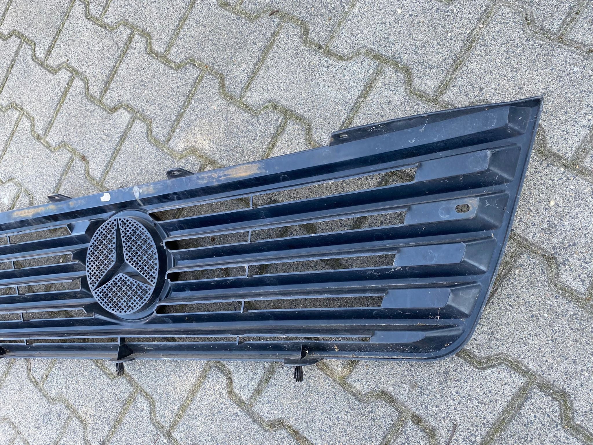 Kühlergrill Mercedes W670 FRONTGRILL A6706901389 Kühlergitter