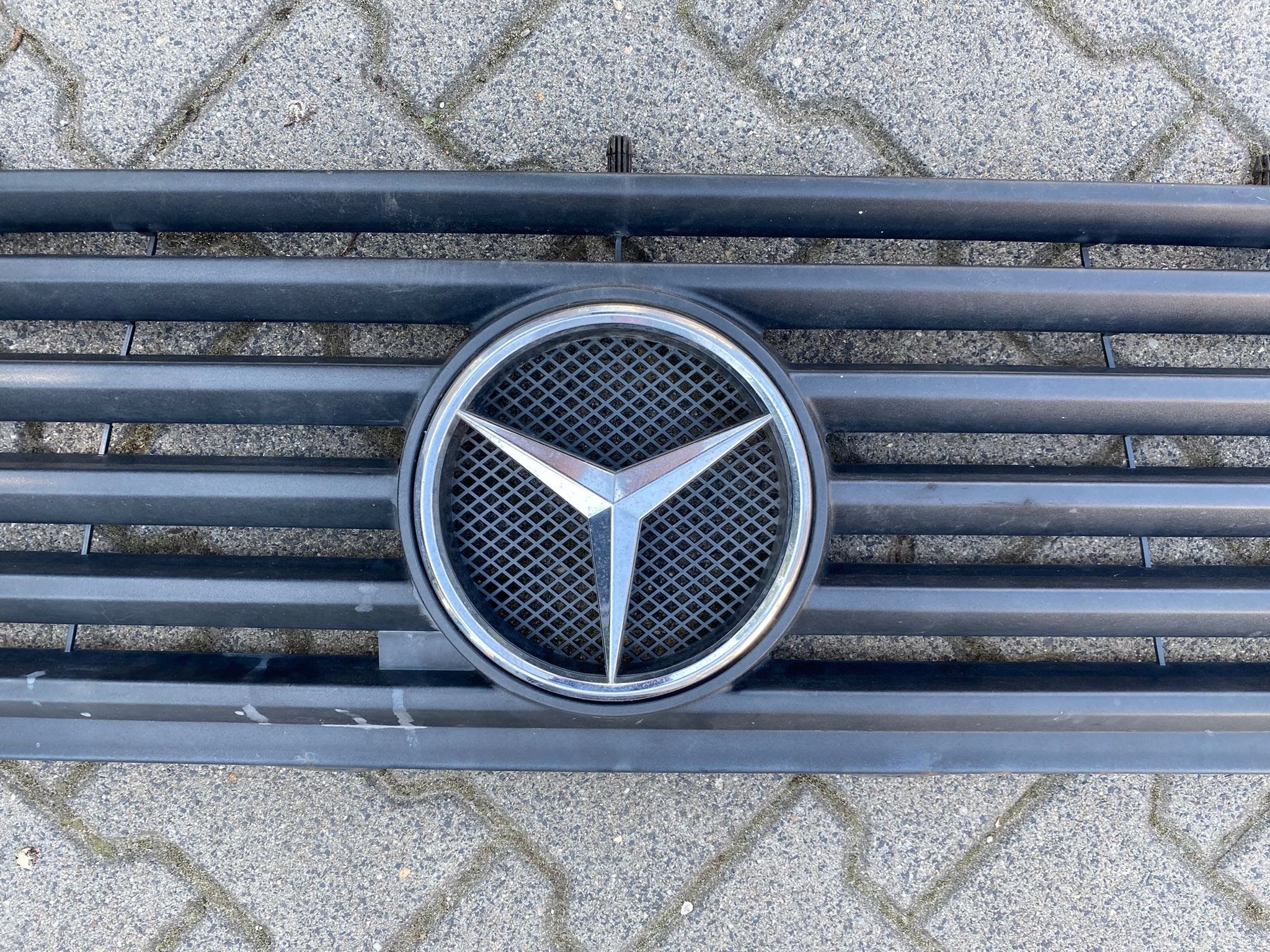 Kühlergrill Mercedes W670 FRONTGRILL A6706901389 Kühlergitter