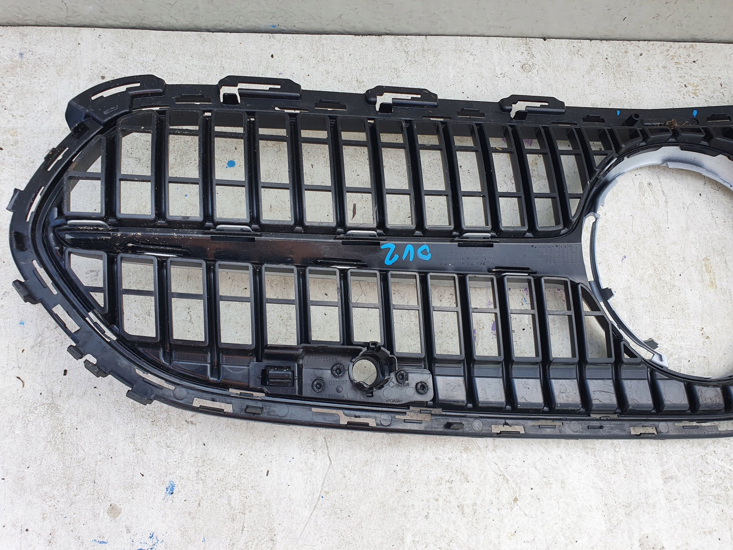 Kühlergrill Mercedes W206 FRONTGRILL A2068883800 Kühlergitter