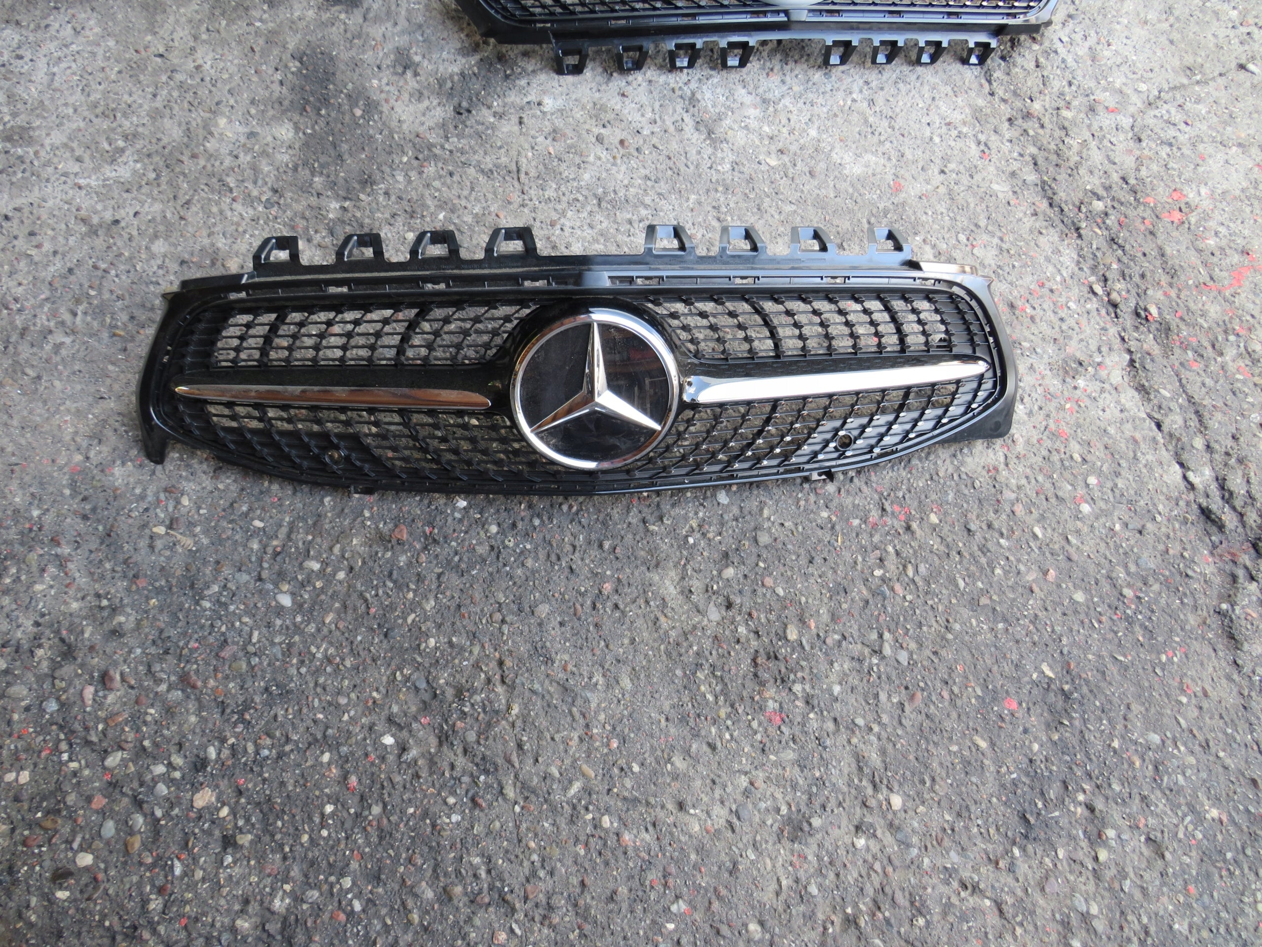 Calandre Mercedes A118 FRONTGRILL A1188880000 calandre 