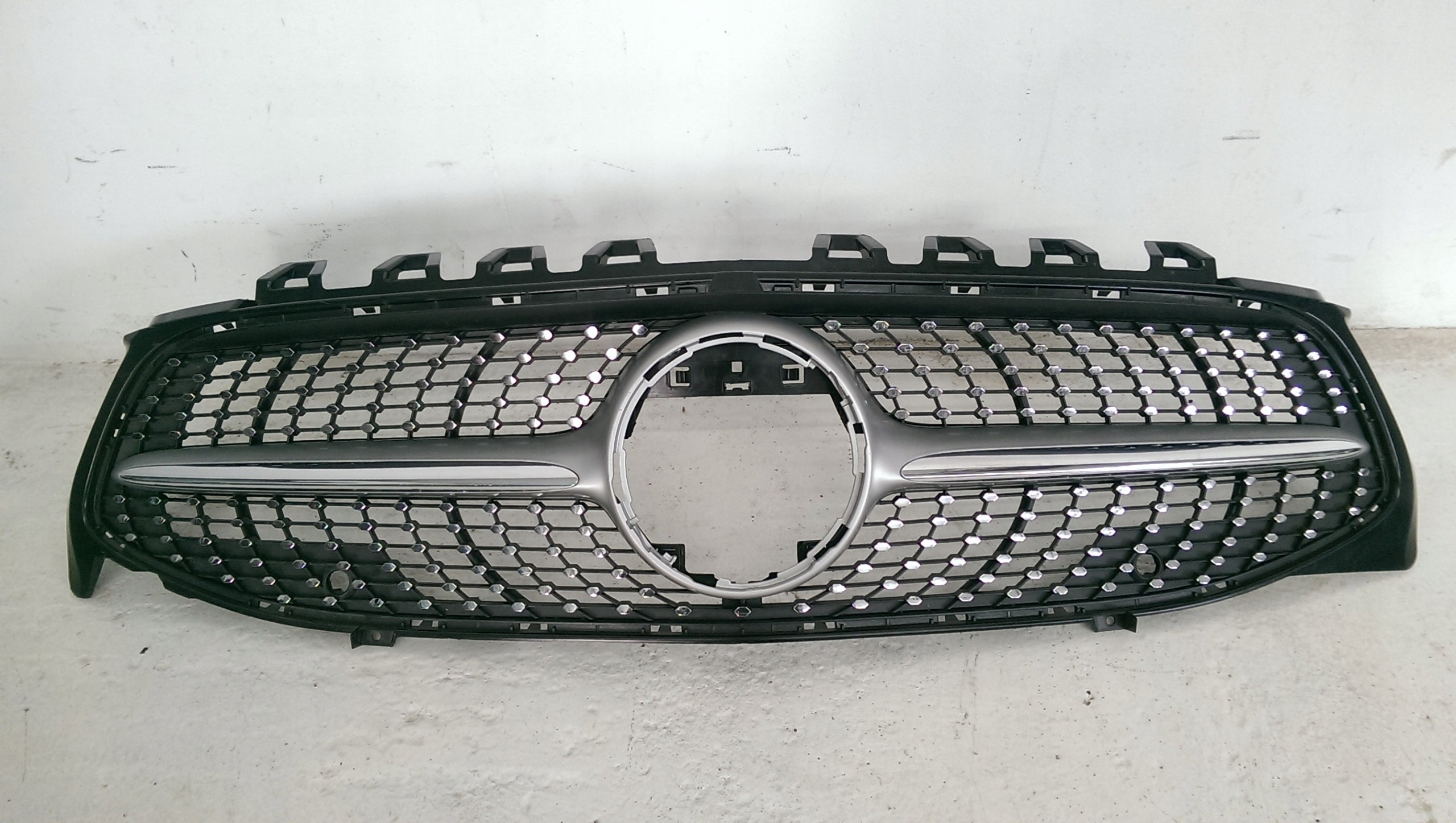 Kühlergrill Mercedes A118 FRONTGRILL A1188880000 Kühlergitter