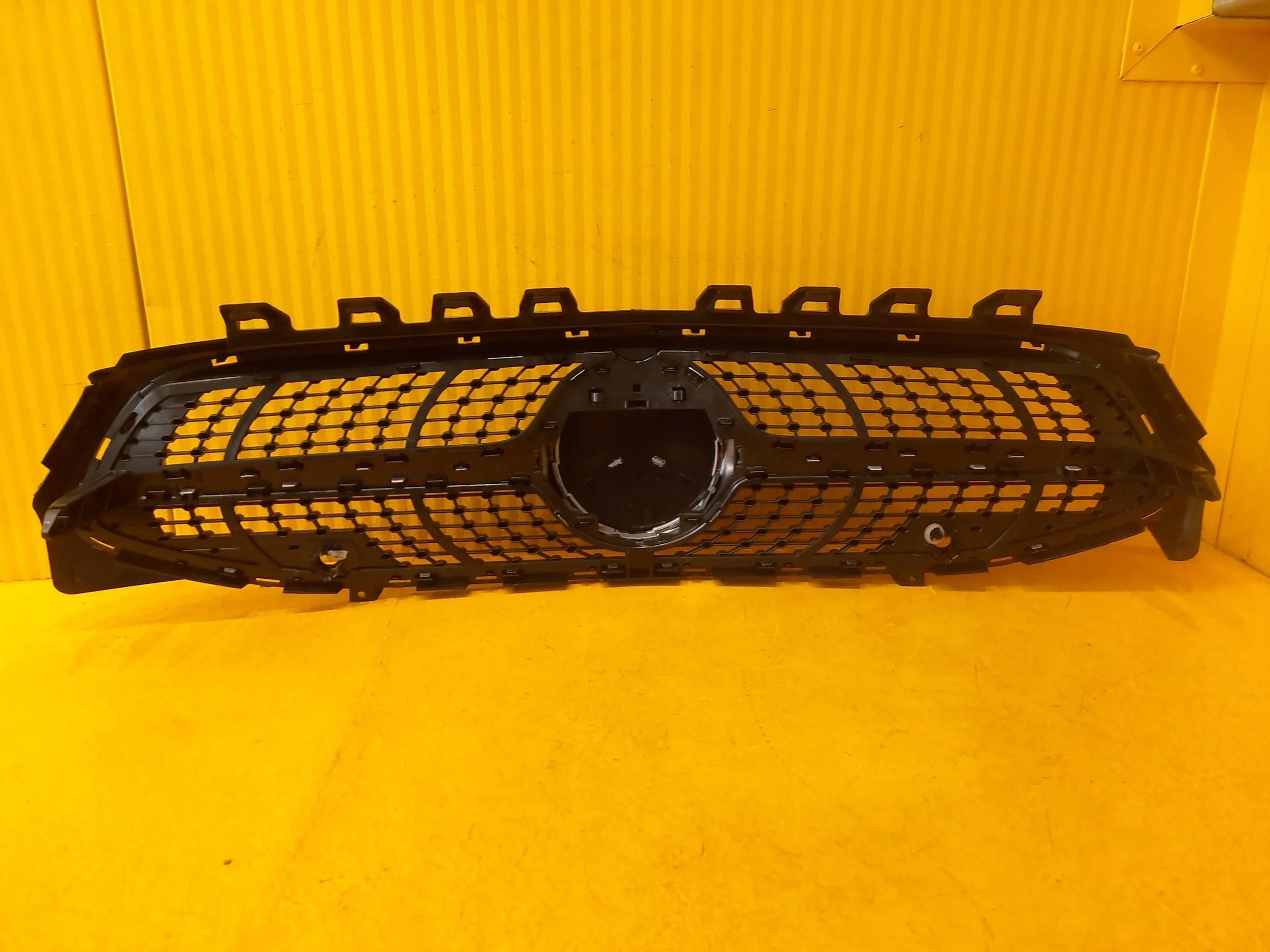 Kühlergrill Mercedes W118 A118 CLA C118 FRONTGRILL A1188880000 Kühlergitter