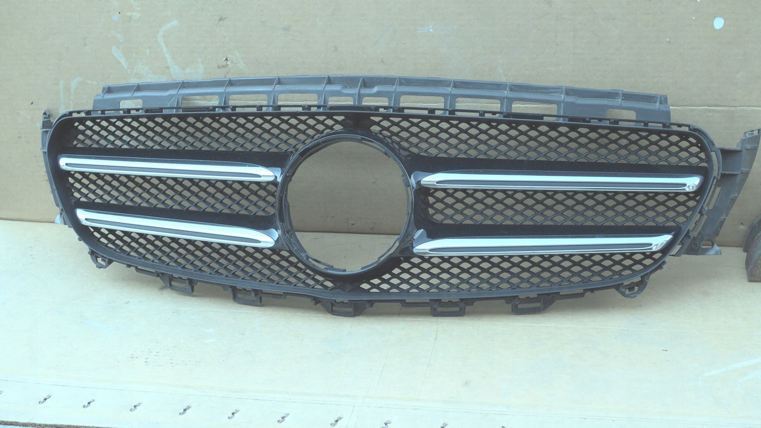 Kühlergrill Mercedes A213 W213 FRONTGRILL A2138880123 Kühlergitter