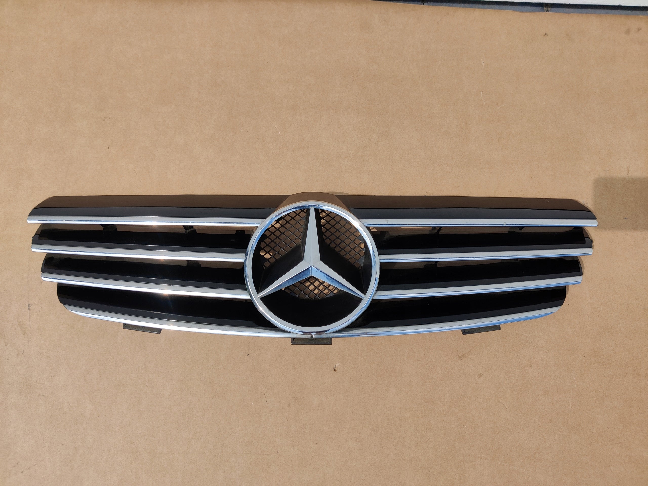 Kühlergrill Mercedes W209 FRONTGRILL A2098800023 Kühlergitter