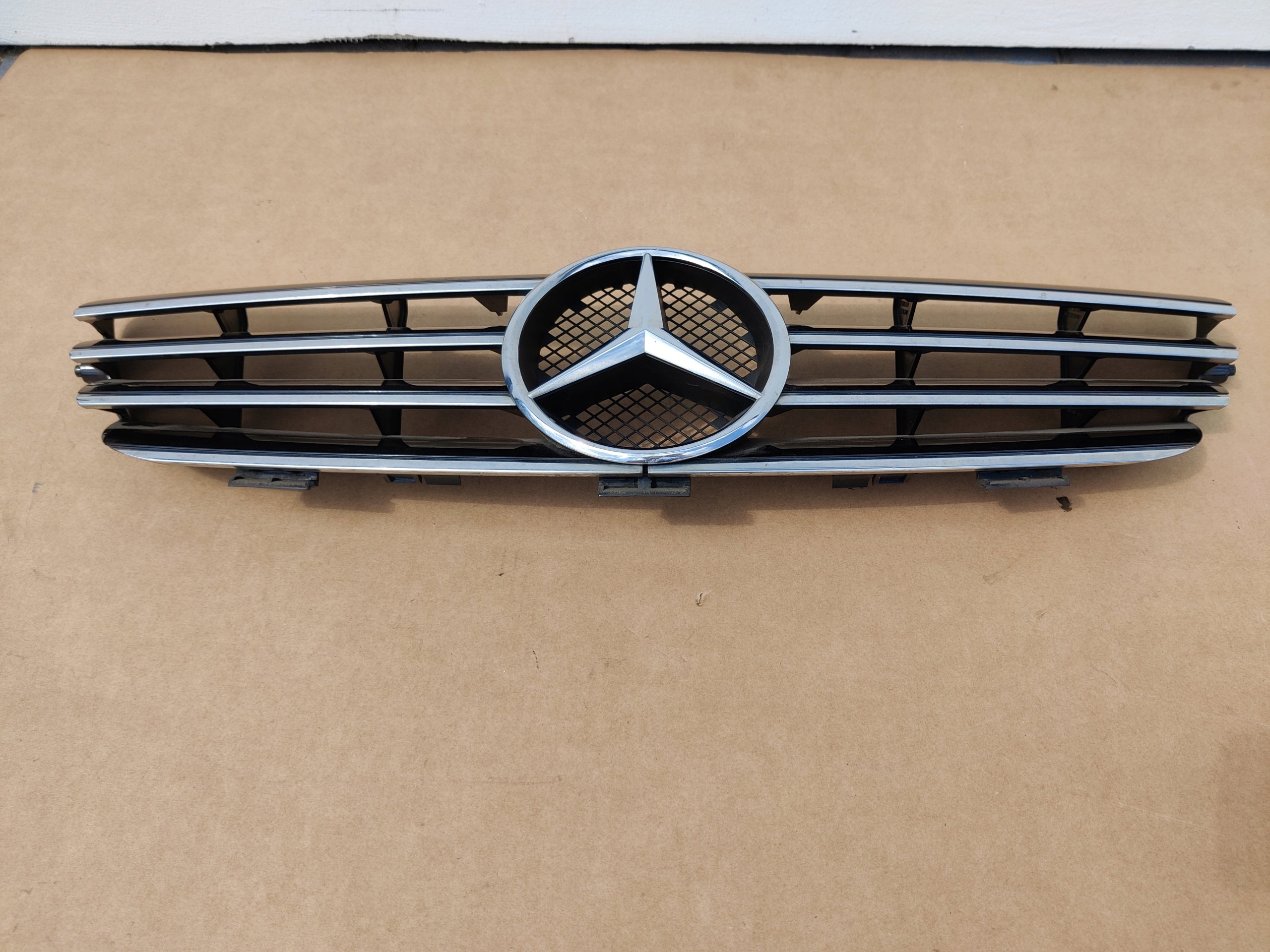 Kühlergrill Mercedes W209 FRONTGRILL A2098800023 Kühlergitter