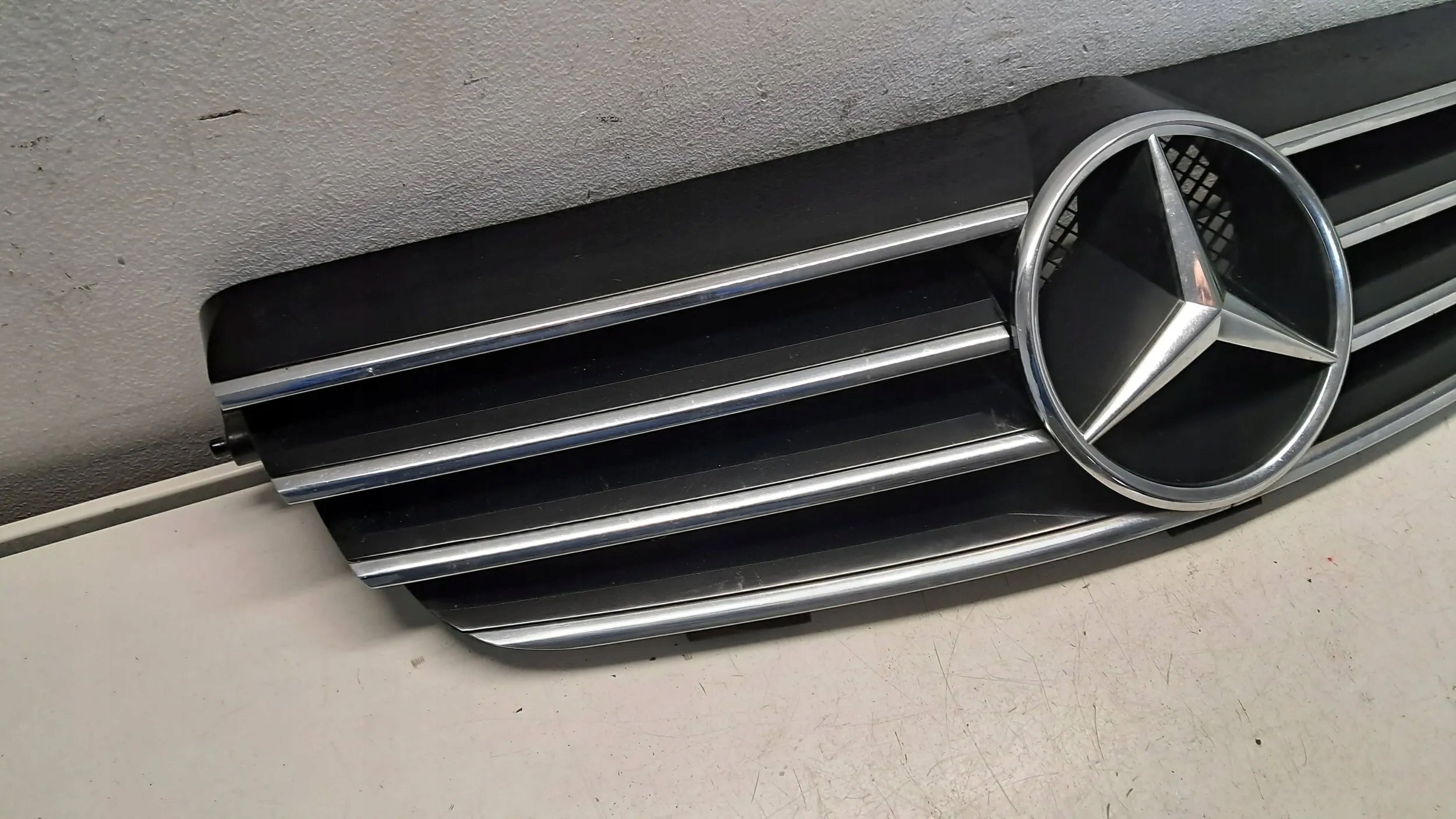 Kühlergrill Mercedes W209 FRONTGRILL A2098880052 Kühlergitter