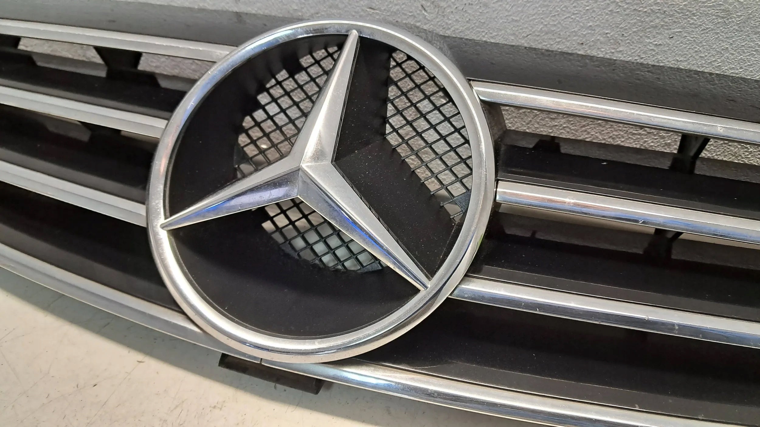 Kühlergrill Mercedes W209 FRONTGRILL A2098880052 Kühlergitter