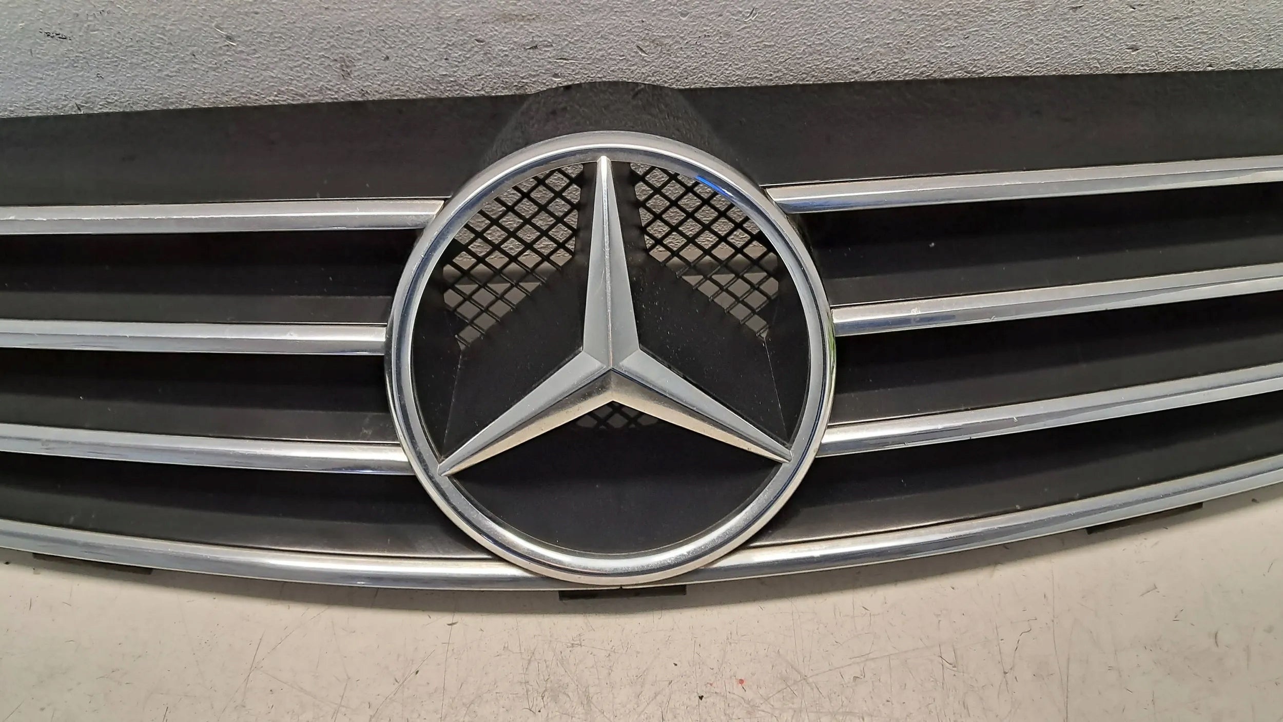 Kühlergrill Mercedes W209 FRONTGRILL A2098880052 Kühlergitter