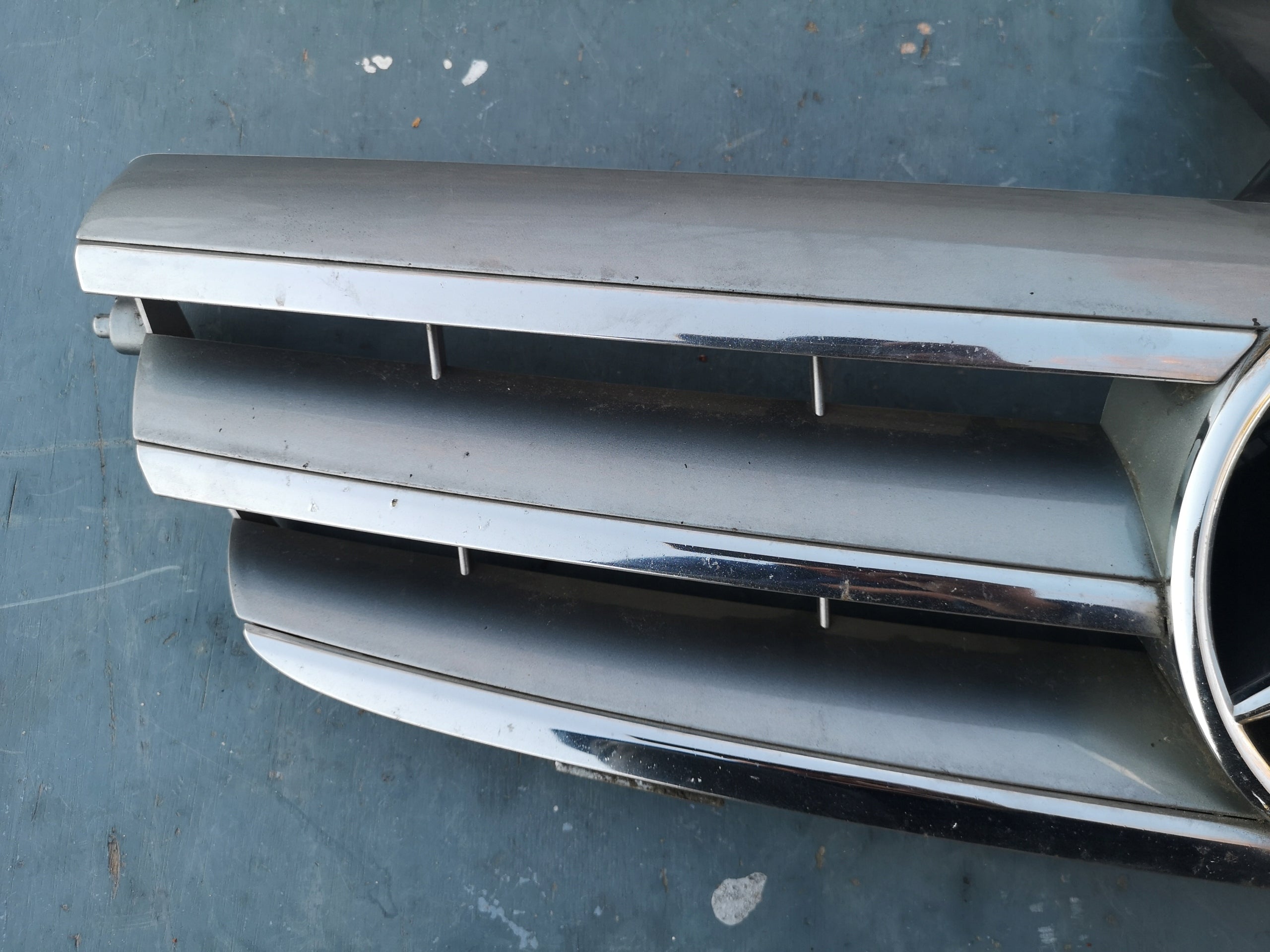 Kühlergrill Mercedes W209 FRONTGRILL A2098800123 Kühlergitter