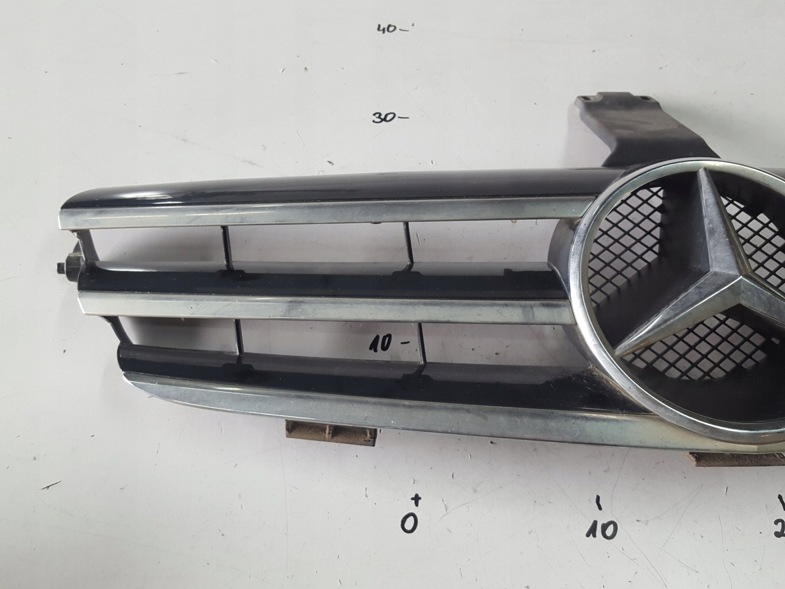 Kühlergrill Mercedes W209 FRONTGRILL A2098800223 Kühlergitter