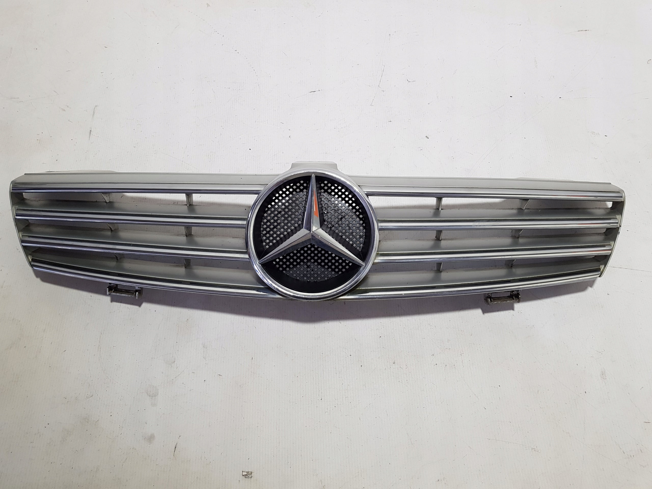 Grille de radiateur Mercedes W219 FRONTGRILL A2198800083 Grille de radiateur 