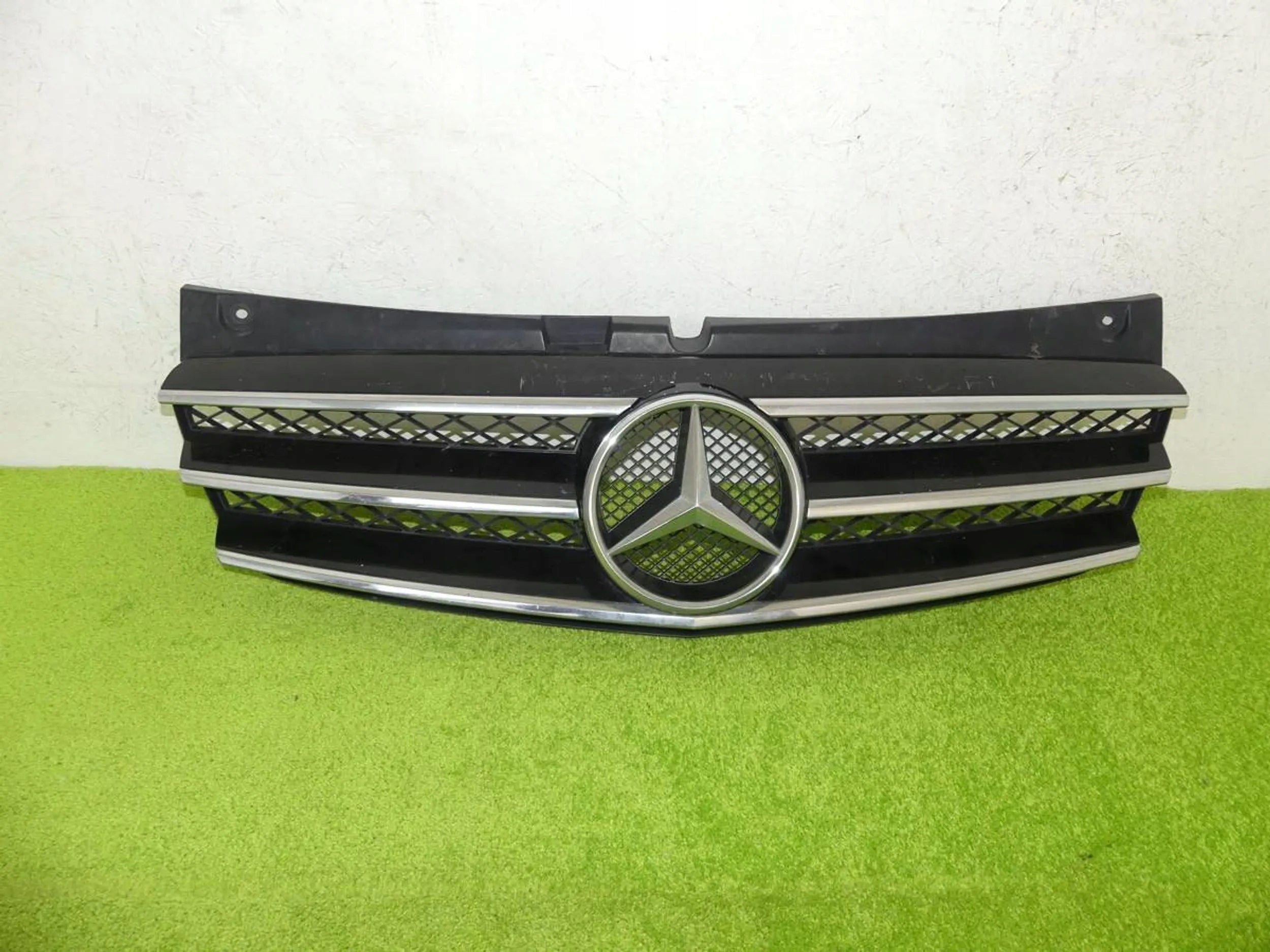 Kühlergrill Mercedes VIANO W639 FRONTGRILL A6398800083 Kühlergitter