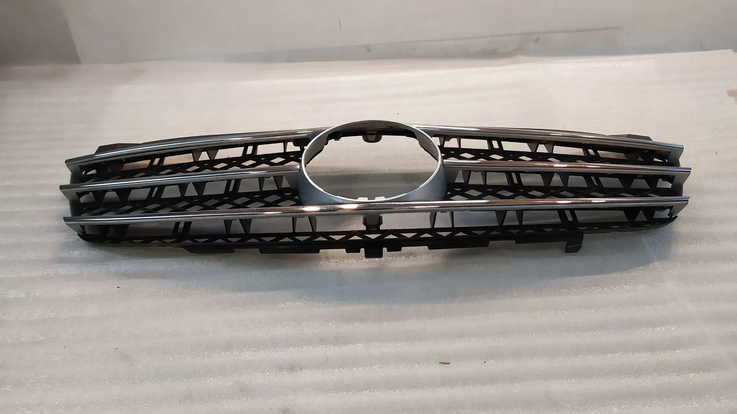 Kühlergrill Mercedes VIANO W639 FRONTGRILL A6398880123 Kühlergitter