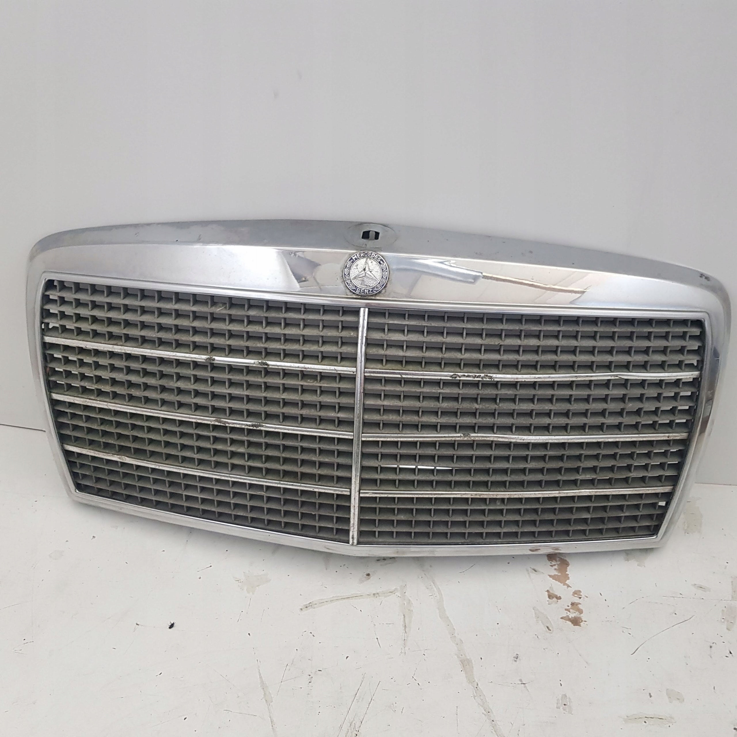 Kühlergrill Mercedes W116 FRONTGRILL A1168880023 Kühlergitter