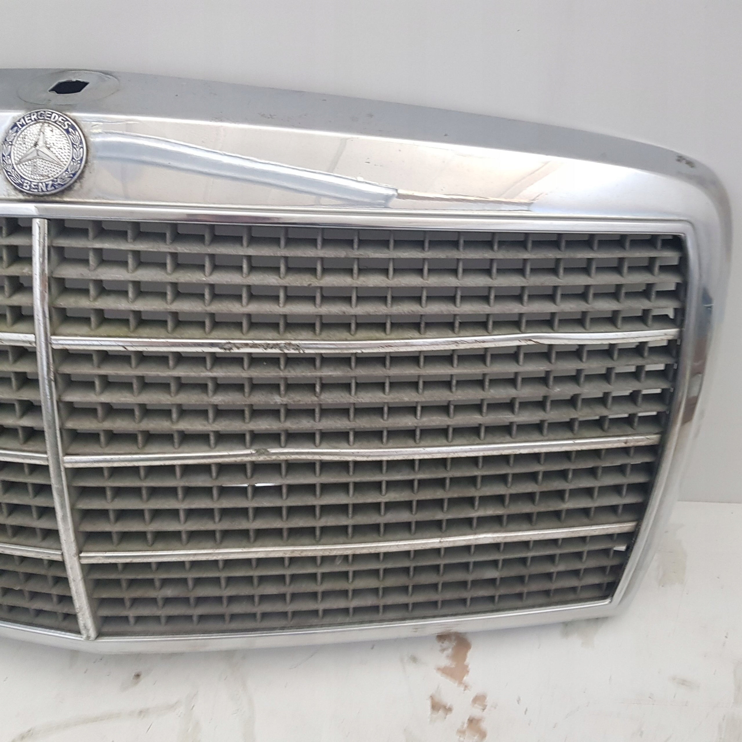 Kühlergrill Mercedes W116 FRONTGRILL A1168880023 Kühlergitter